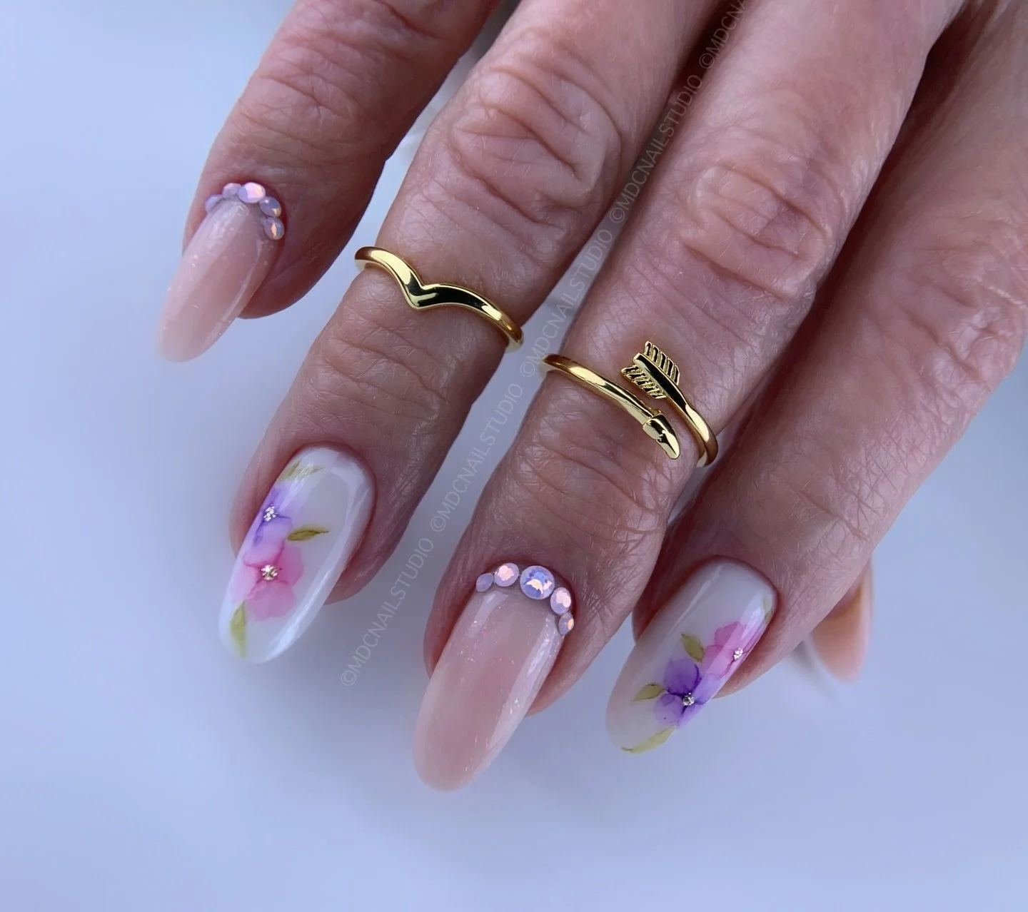 Ella se las vio ayer en mi post  y las pidi&oacute; y yo obedezco ! Mi primer set con acuarela a mano alzada. Nada de stickers 🫶🏻

She saw the post yesterday  and asked for them and I obey! My first set with freehand watercolor nail art. No sticker