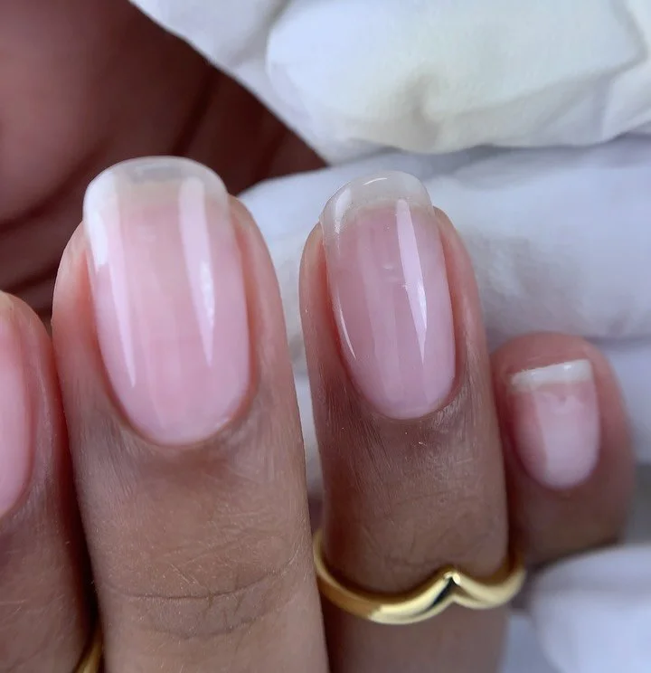Cuando tu trabajo limita el uso de colores o extensiones, esta es una excelente opci&oacute;n 🫶🏻

Una manicura con refuerzo de builder gel clear permite que tus u&ntilde;as contin&uacute;en creciendo de manera saludable, mientras se mantienen prote