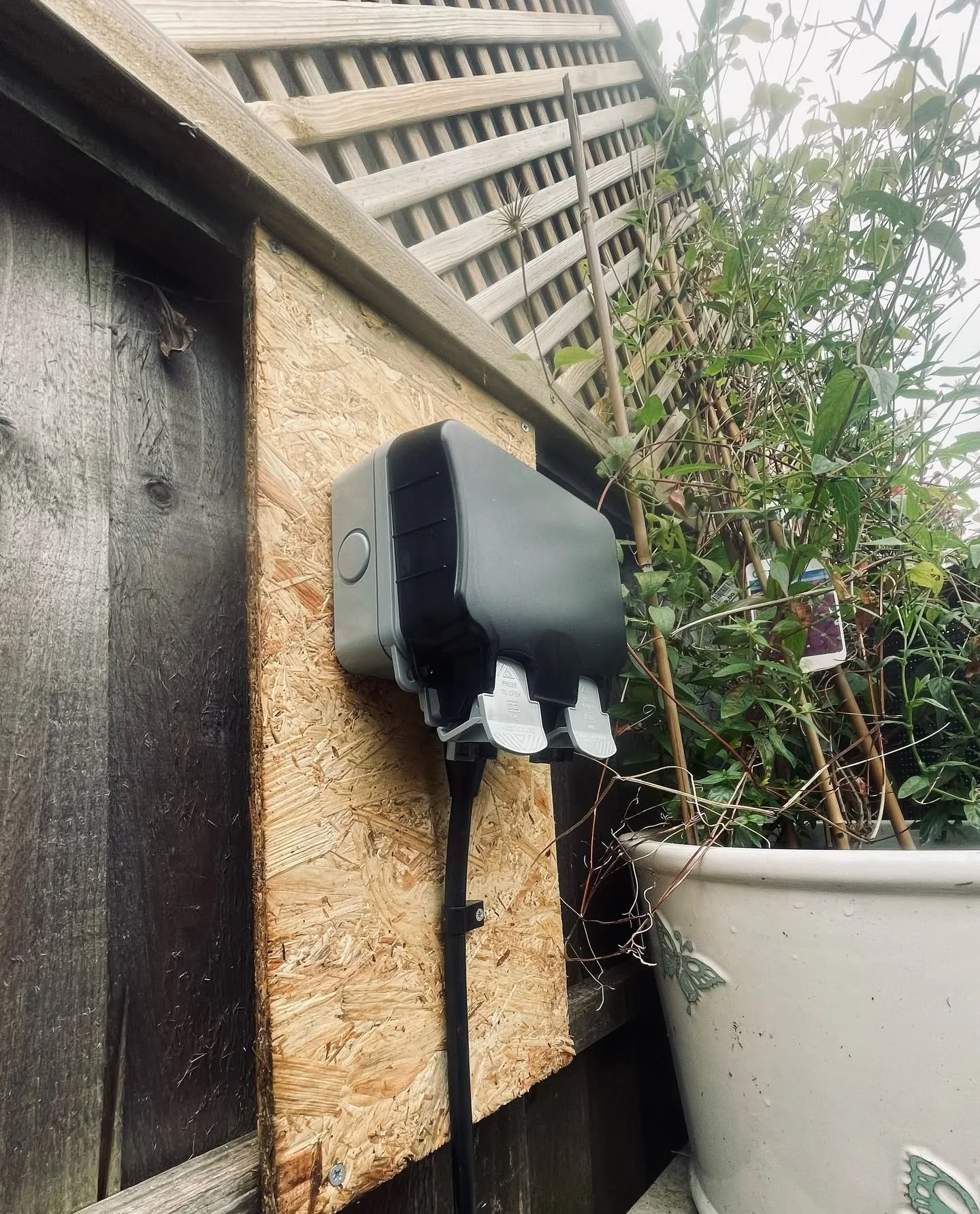 Simple outside socket installed for a fish pump, managed to get this one done just before the heavens opened! 🌧️☔️
