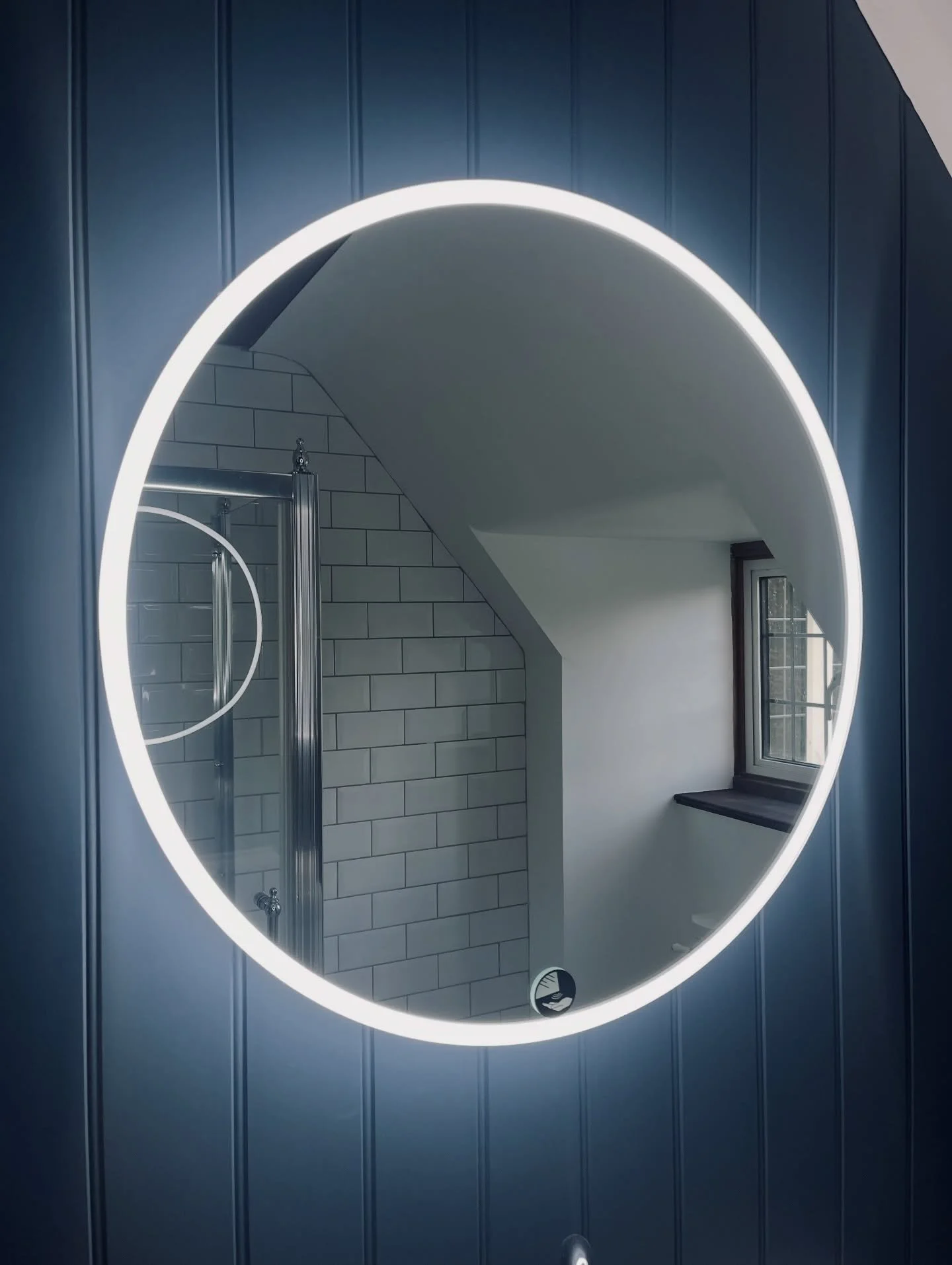 Mirror, mirror on the wall&hellip; illuminate your routine, big or small&hellip;.

A beautiful mirror install in this newly renovated bathroom. 

#electrician
#electricianlife
#electriciansofinstagram
#ukelectrician
#surreyelectrician
#localelectrici