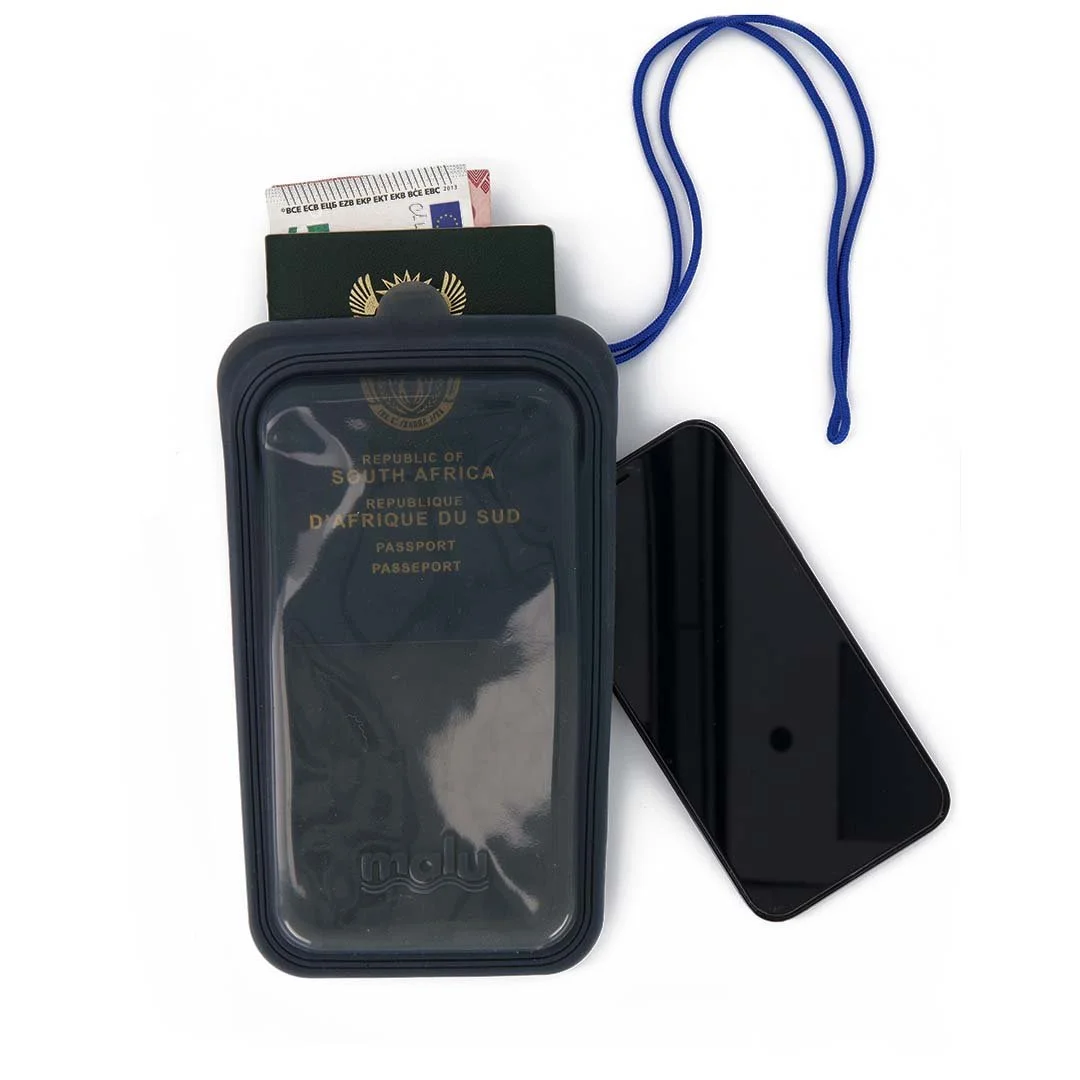 63da825fbac09fb8b713e564_malu-phone-in%20use-waterproof%20bag%20for%20surfers.jpg