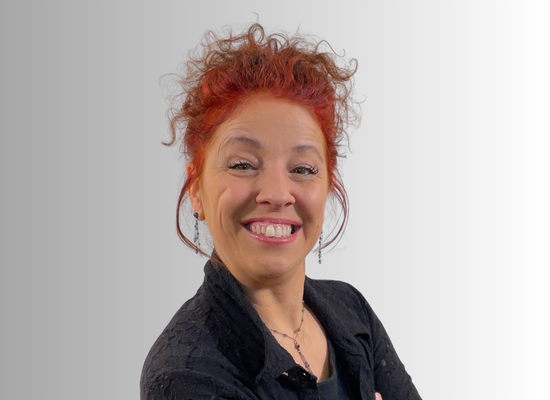 Portrait de Sophie Claudia, experte en massothérapie et soins énergétiques à Rosemont, souriante sur fond clair.