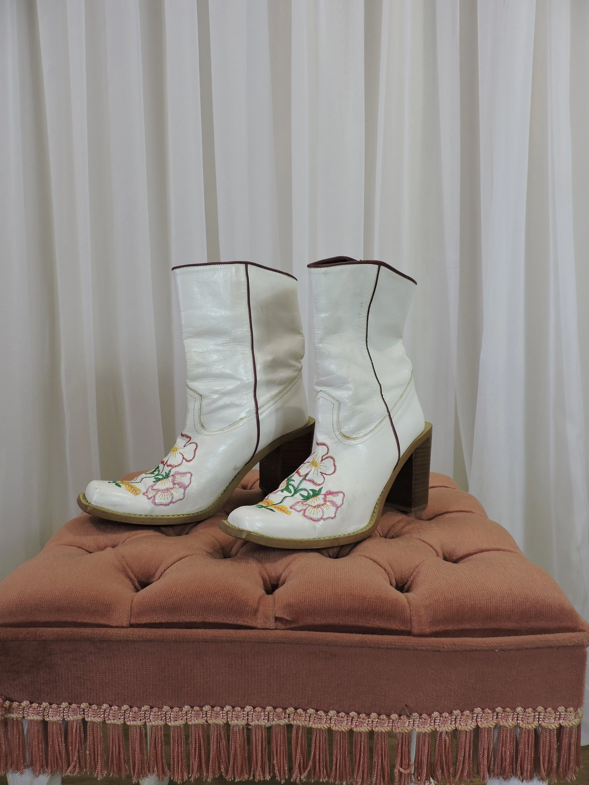 1990s vintage Faith white floral embroidered leather boots