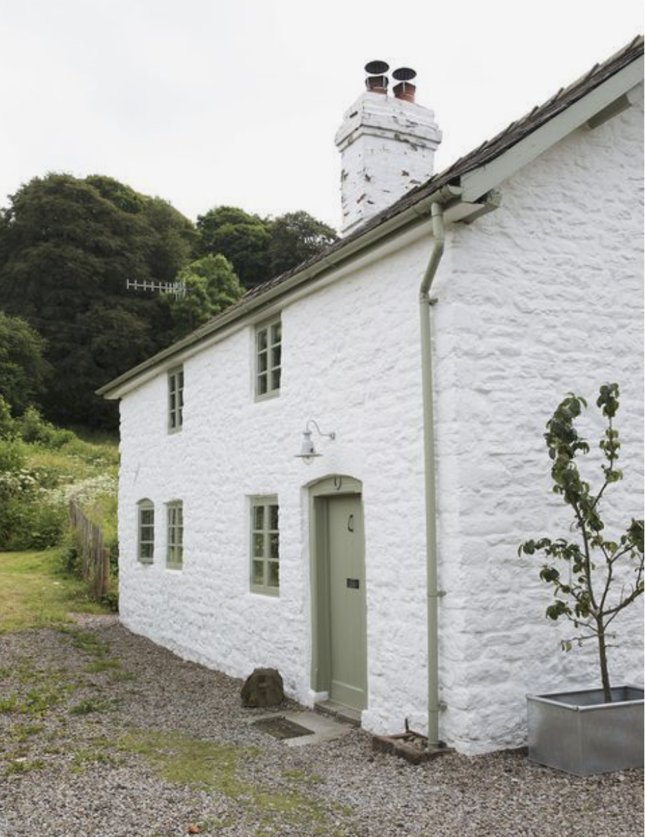  Typical Scottish Highlands cottage with wet dash render finish and slate roof, via Country Living magazine 