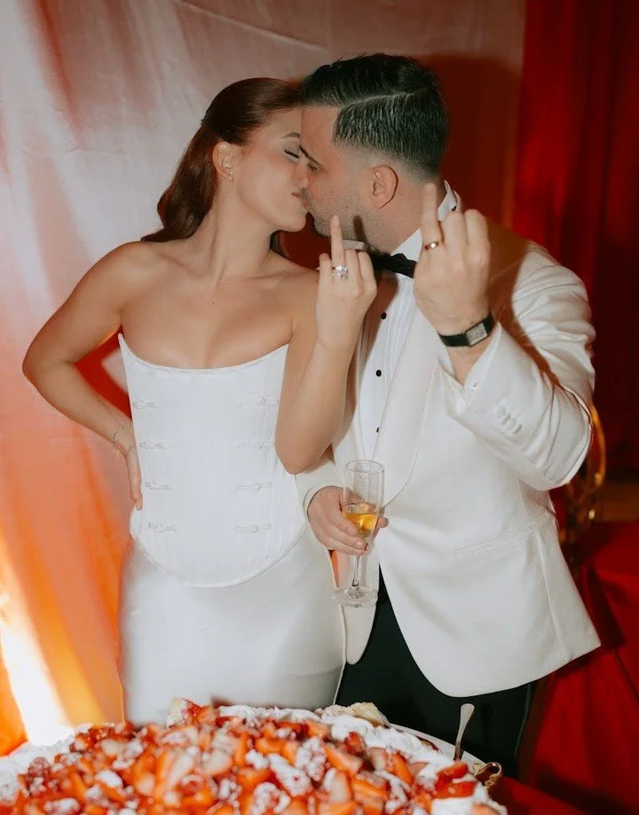 Champagne, strawberries, and that energy from start to finish. 🤍

The rings were on, the room was alive, and the cake did not stand a chance. Karen and Emmanuel made every moment their own.

Planner @stephanieverrmareventco @stephanieverrmar 
Floris