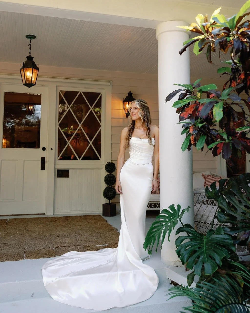 Riley, ready.🤍

Silk, garden greenery, and a bouquet that matched the softness of the whole day. This is what a bride looks like when she has nothing to think about but the moment in front of her.

Planner @stephanieverrmareventco @stephanieverrmar 
