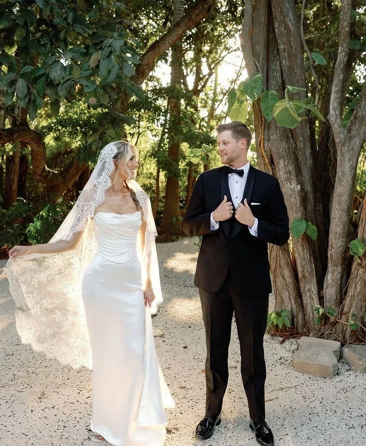 The garden, the light, the two of them.

Historic Palm Lodge in Miami has a way of making everything feel cinematic- and Riley and Mitchell leaned all the way into it.

Venue: @historicpalmlodge
Planner and florals: @stephanieverrmareventco
Photograp