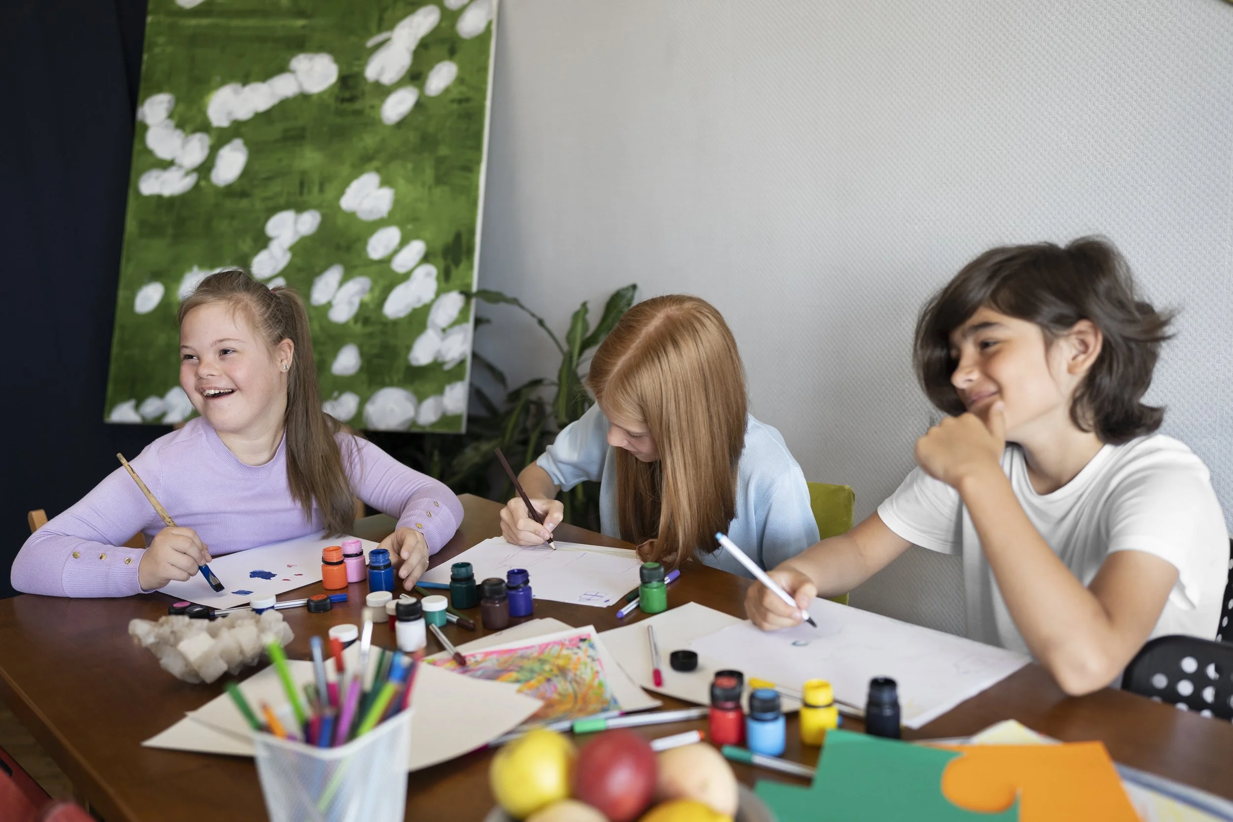 ninos-pintando-juntos-plano-medio.jpg