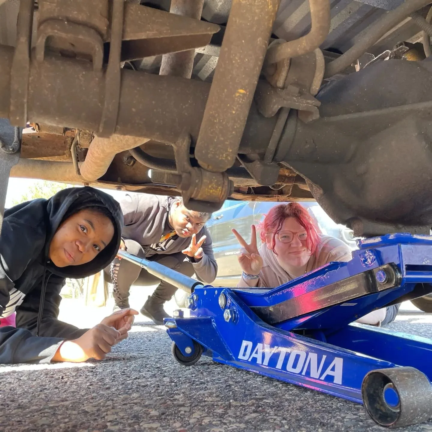 4 ladies in our @esneighborhood Menlo program lifted a 3,000lb truck (and each other) guided by Program Manager Tracy in our Department of Labor Youth Skills Training Program -- AKA Fix My Ride. 

#getlifted #fixmyride #automotive #sustainabilityeduc