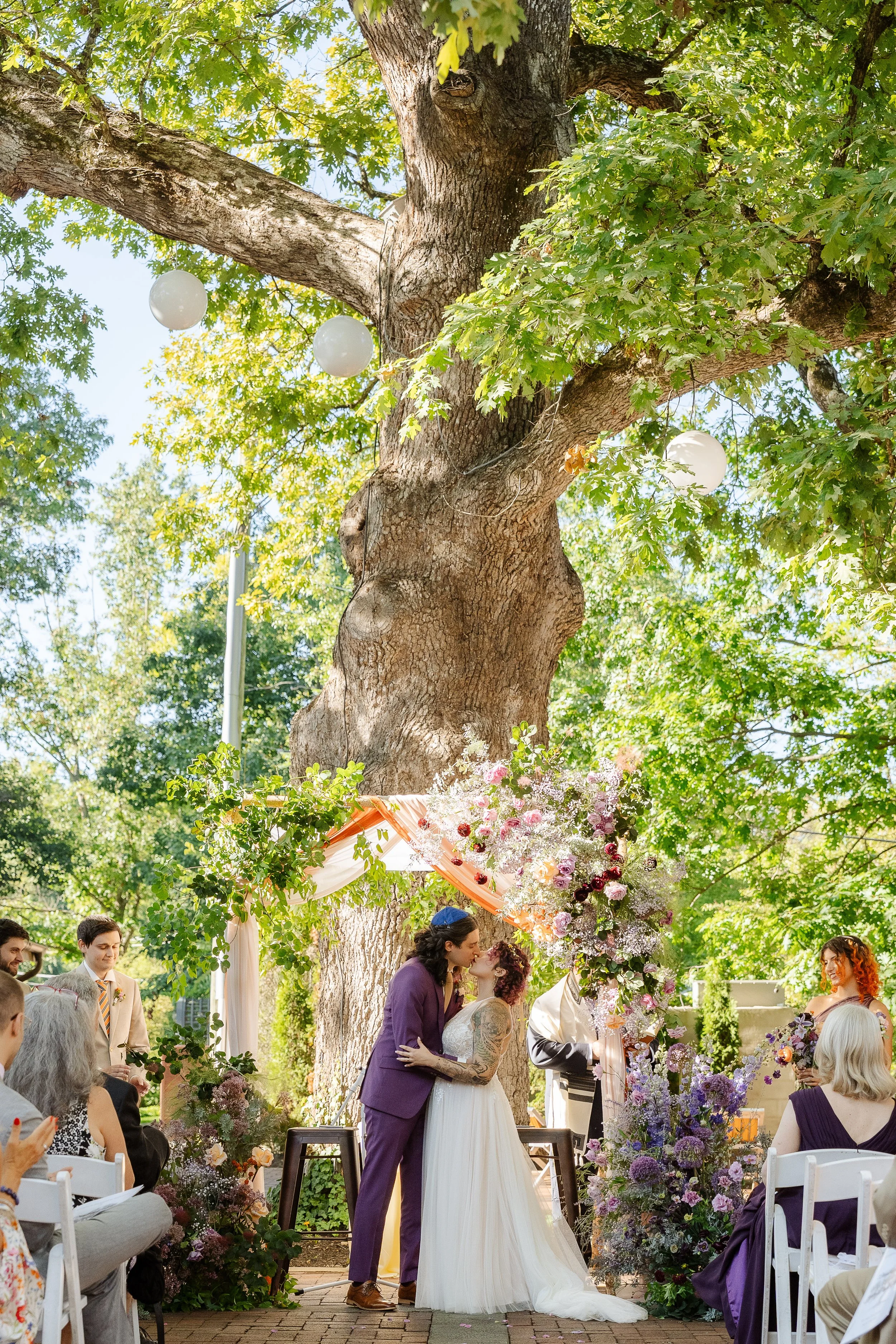 Photo: Dawn Point Studios / Florals: A Cottage Gardener / Venue: Hotel Du Village