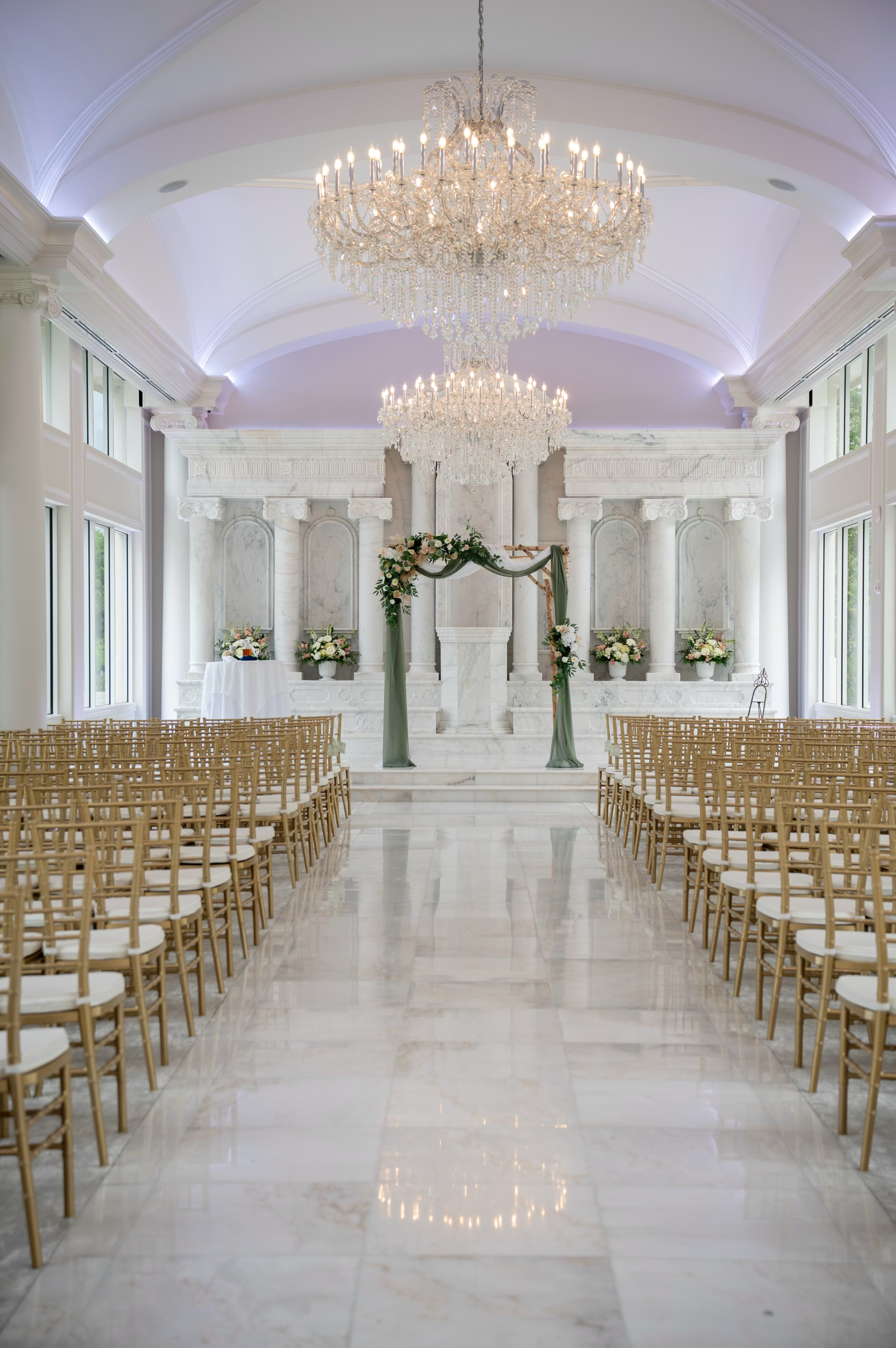Photo: Adrienne Ingram / Florals: Lings Moment / Venue: The Mansion on Main Street