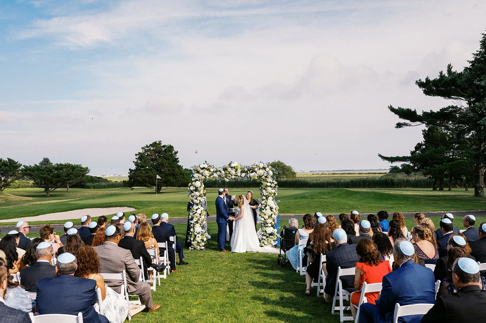 Photo: Taylor Nicolle Photography / Florals: Driftwood Florals / Venue: Linwood Country Club