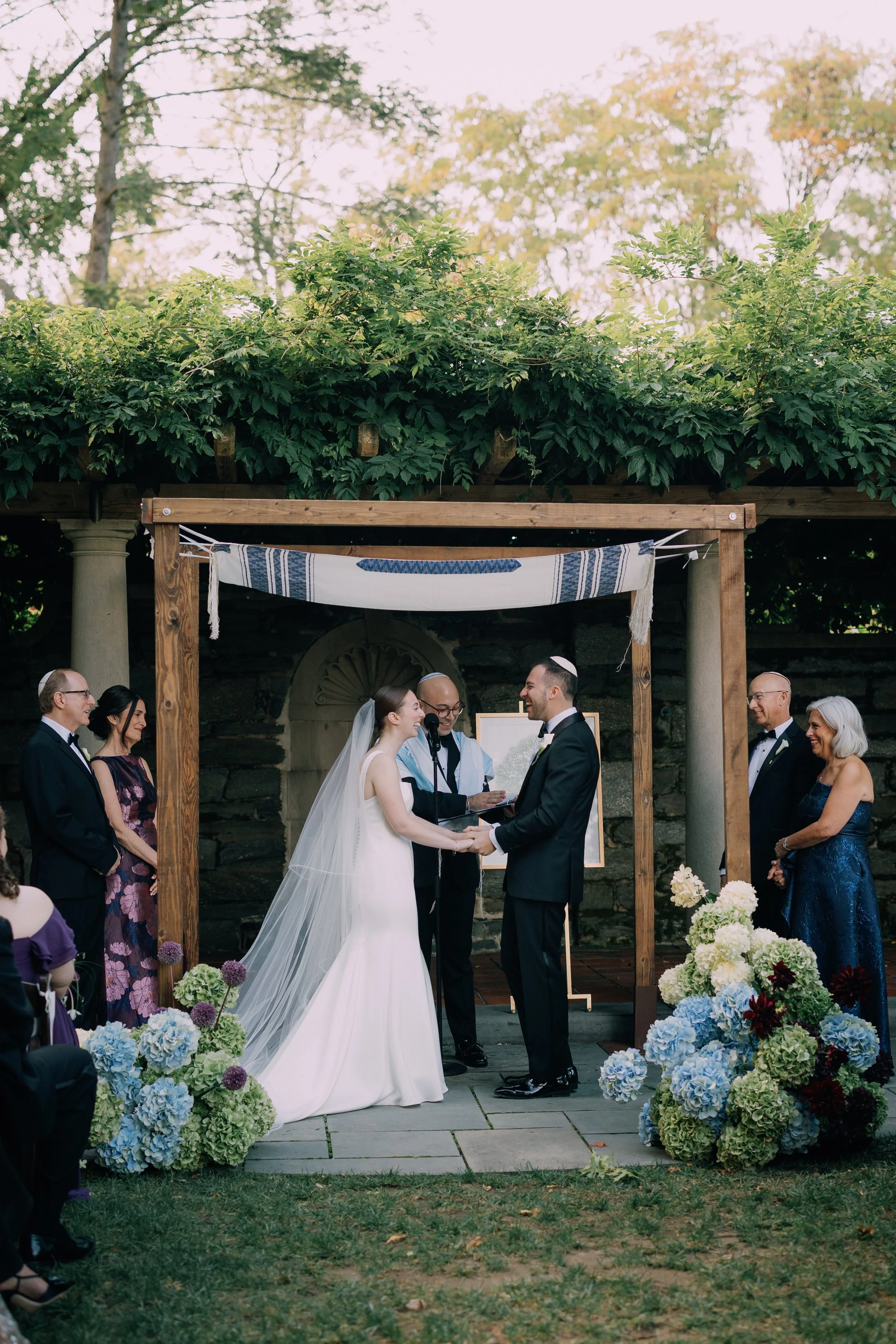 Photo: Hannah Snyder Photography / Florals: Moss & Fern Florals / Venue: The Curtis Arboretum
