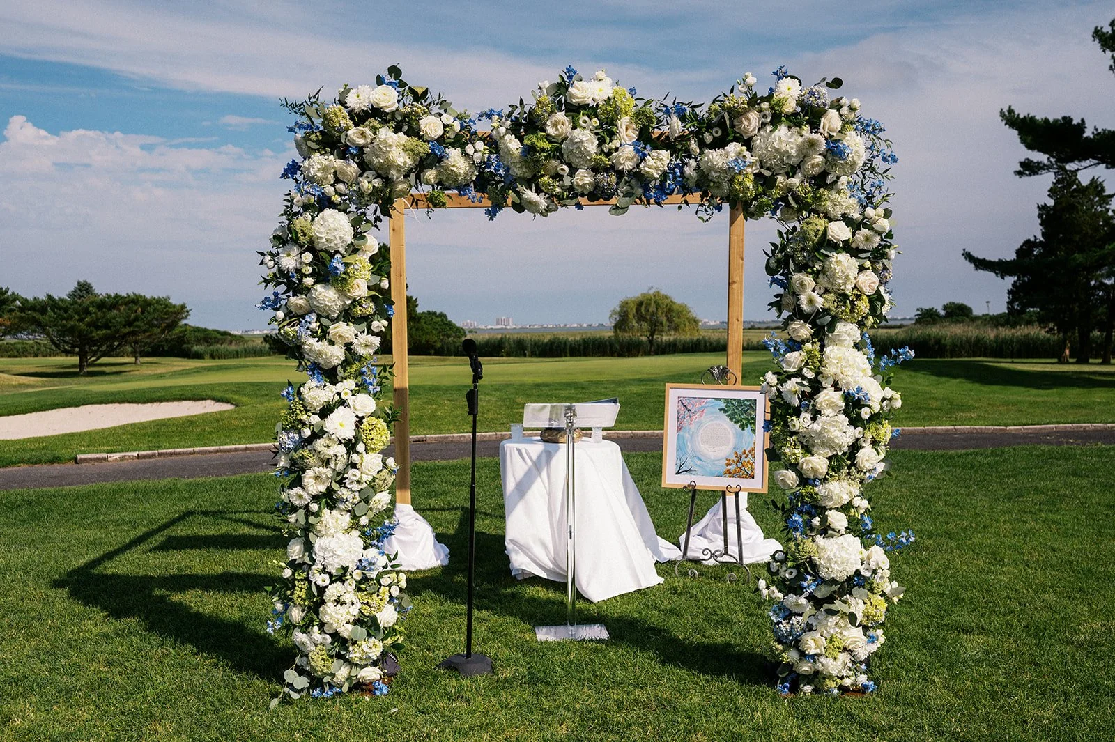 Photo: Taylor Nicolle Photography / Florals: Driftwood Florals / Venue: Linwood Country Club