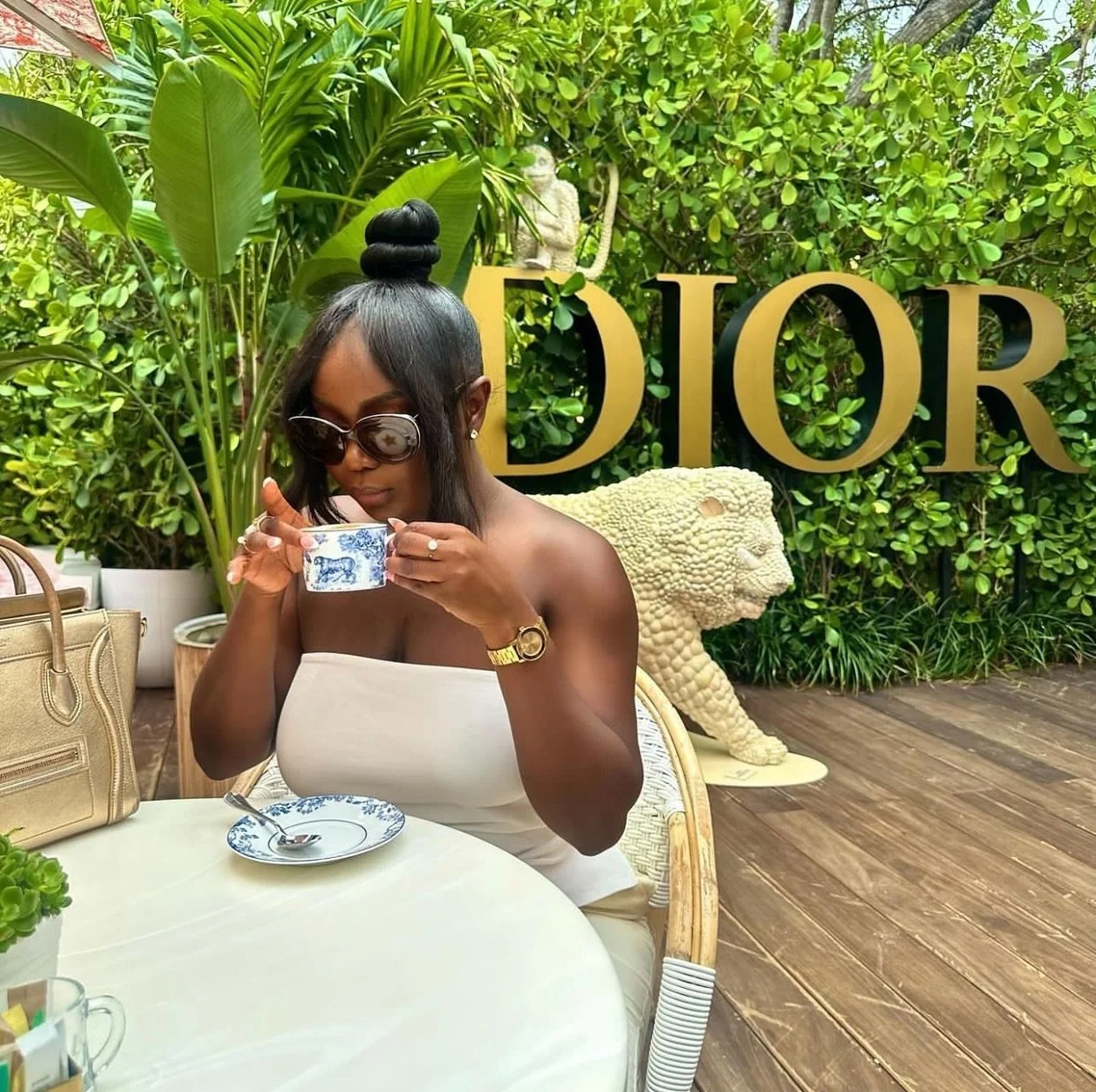 Happy Monday babes ! Let&rsquo;s start the week with great vibes and an amazing cup of tea from @dior_cafe ! 

Muse @dijaskinniminni 
Restaurant @dior @dior_cafe 

BLACK WOMEN WHO DINE

Tag us to be featured 

@blackwomenwhodine
.
.
.
#blackwomenwhod