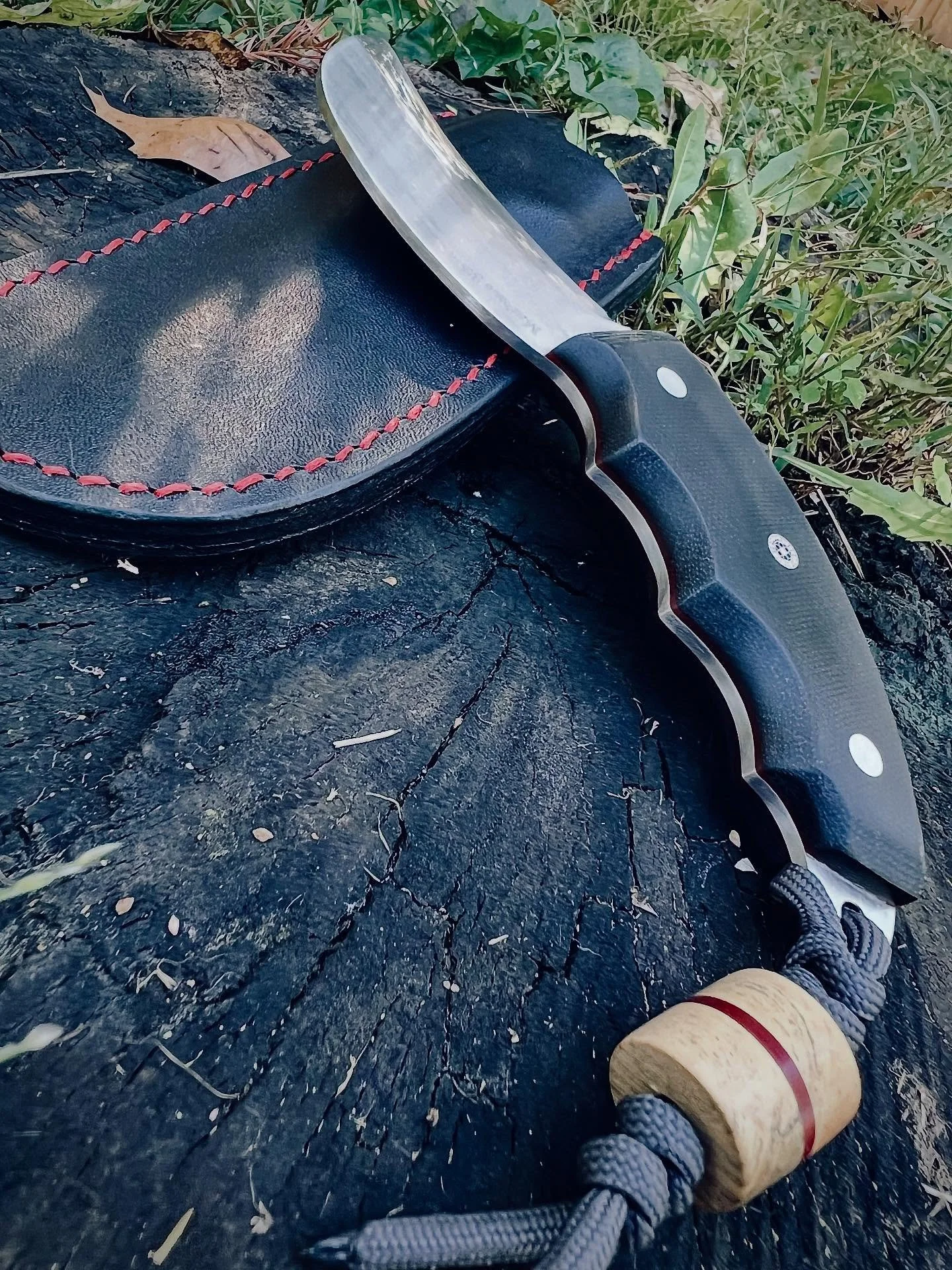 This is a custom build made to cut biltong without a board. It&rsquo;s reverse grip, 4 finger grooves and inverse curve made this quite a challenging knife to make!