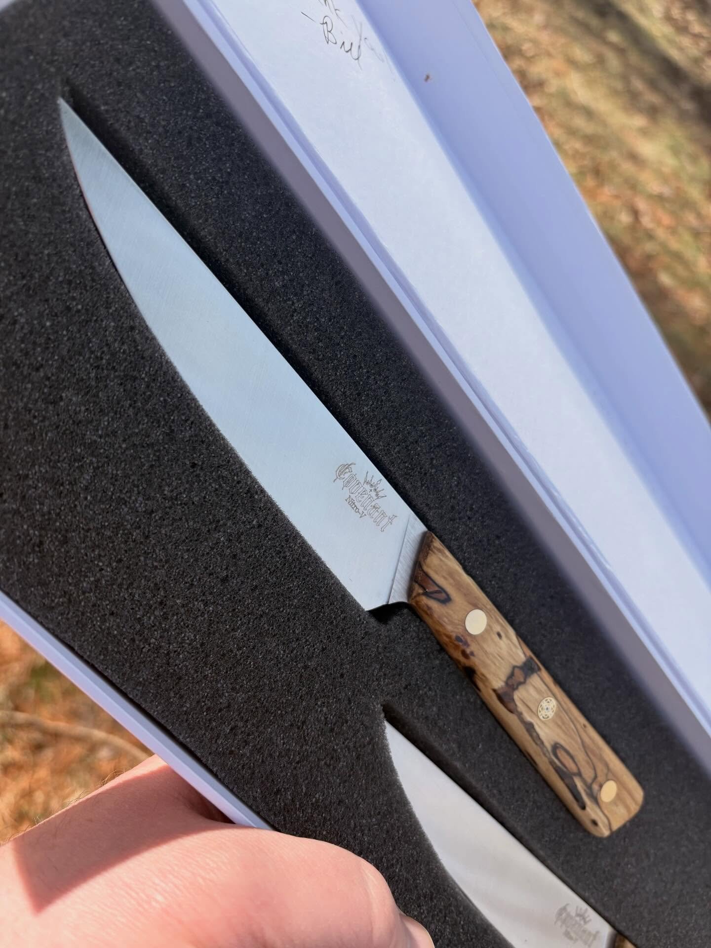 I got to make some steak knives in local pecan wood. Hands down the most pleasant material to grind! Smellin like roasted pecans all day 😂😂