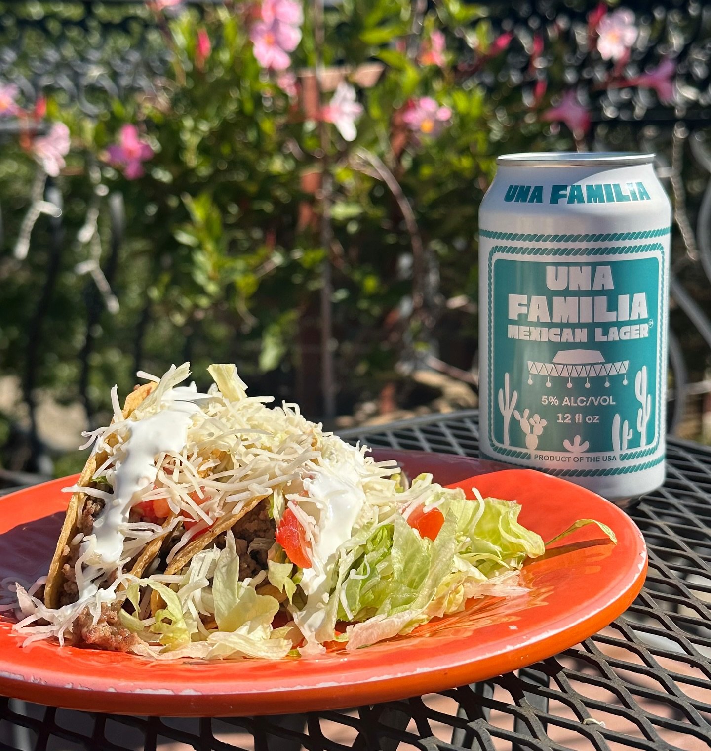 Tacos + a cold Una Familia Mexican Lager = the perfect #NationalTacoDay combo! 🌮🍺 

 #UnaFamiliaLager #tacos #beerstagram #beerlover #americasmexicanlager #tacotuesday