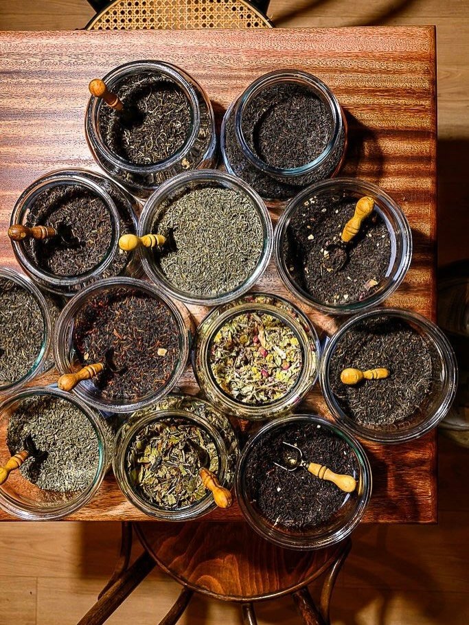 From distant lands and time-honored kitchens, Simsim brings handcrafted flavors from very far away to Geneva.

Made with care, tradition, and a family touch

Pic by the brilliant @indiabk_photography