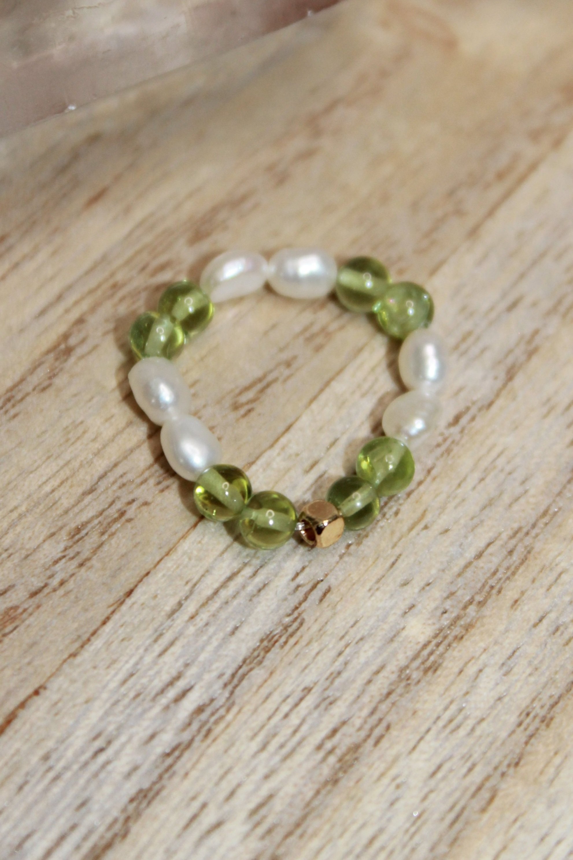 Ring DEEP CONNECTION Peridot + Süßwasserperle