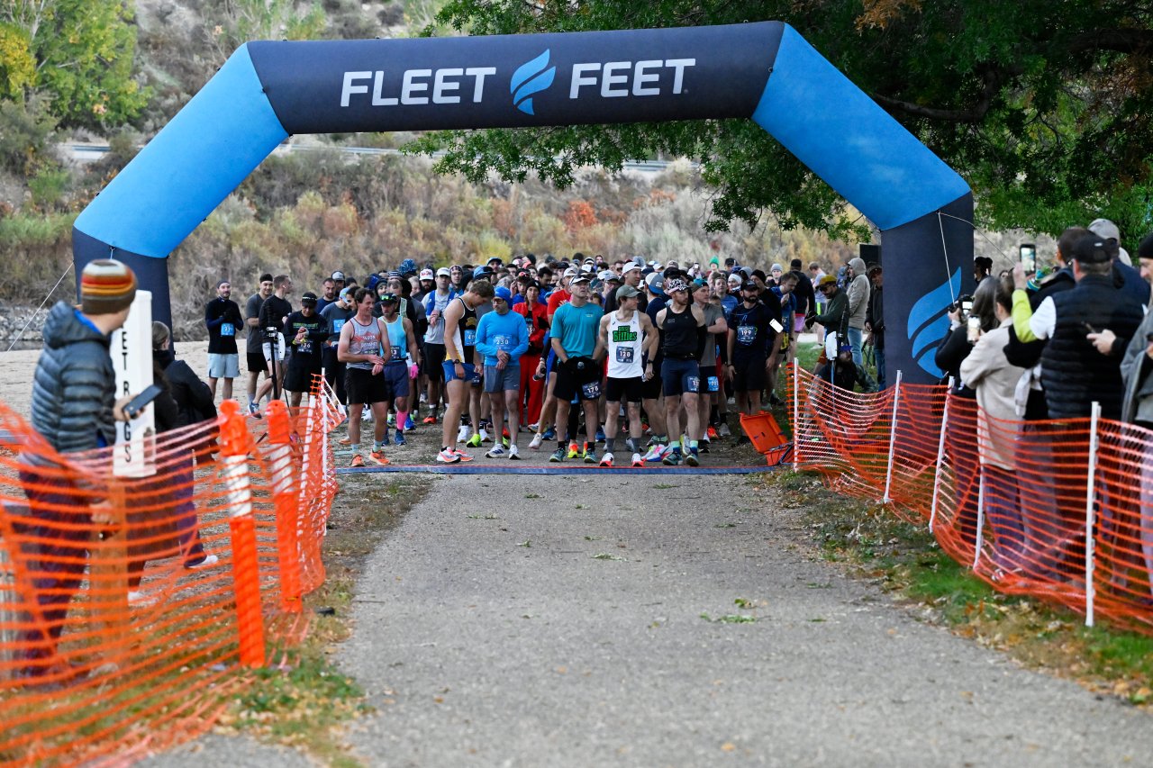 Runners starting under the Fleet Feet arch at Sandy Point on Idaho Running Day