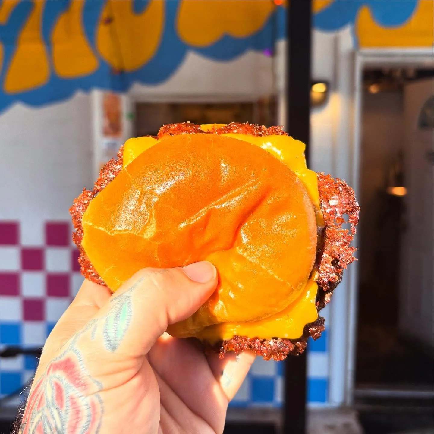 DONT YA JUST LOVE A GOOD CHEESEBURGER ON A BEAUTIFUL DAY?! EVERYTHING IS TURNING UP MILHOUSE TODAY YALL.