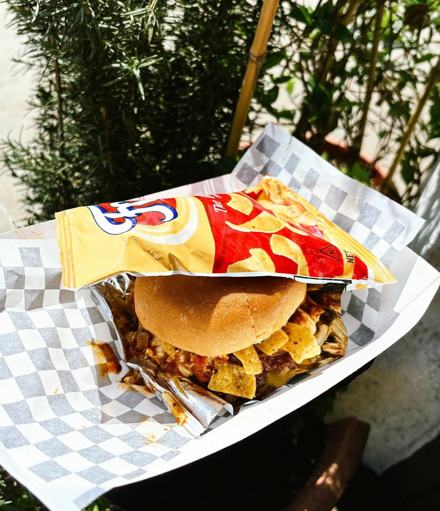 WHATS THIS?! HIDING IN A FRITOS BAG?! COULD IT BE THIS MONTHS ICONIC COLLAB WITH @foxbrosbarbq?!?! A FRITO PIE BURGER. YES. YES IT IS.
.
.
Fox Bros Smoked Brisket Chili, Hatch Chile Queso &ldquo;Pimento Cheese&rdquo;, Pickled Red Onions, BAG O FRITOS
