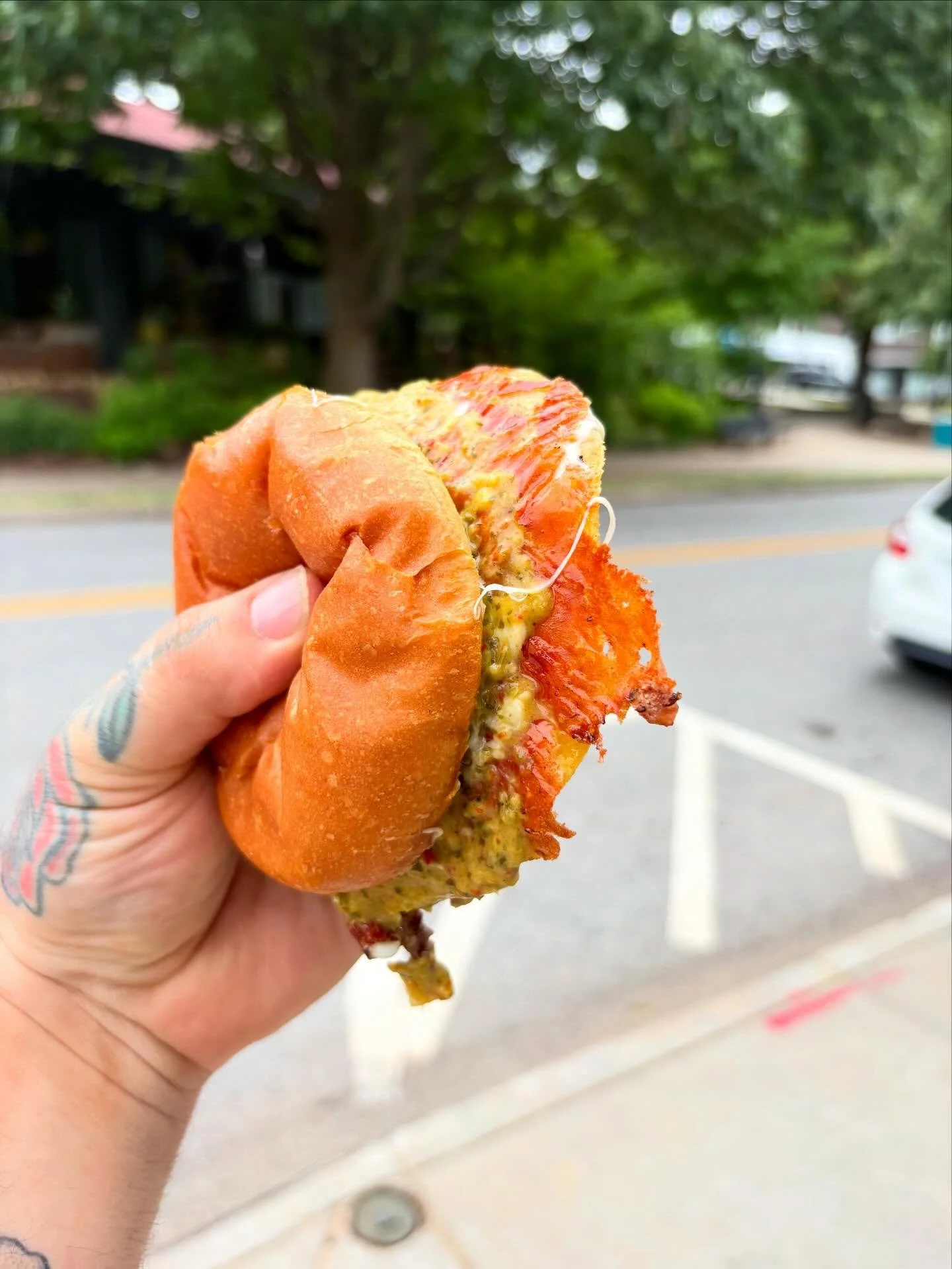 This cheeseburger is delicious. Holy crap. Well done @molinotortillas 
.
.
ALL DANG MAY LONG YALL!
