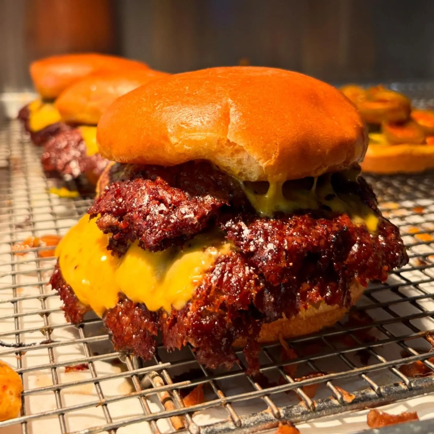 THIS IS YOUR SIGN TO EAT A CHEESEBURGER TODAY. WHAT A CUTE BURGER! AND ITS ALL YOURS.
