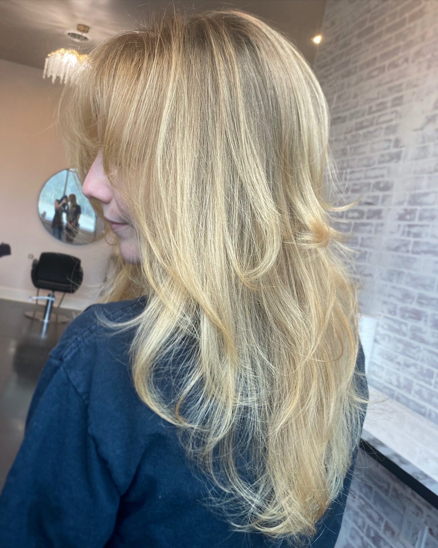 Spring is in the air! 🌼🤍✨

Natural blonde + layered haircut 🫶🏻

Colored with @redkenpro 

&bull;
&bull;
&bull;
#518hair #albanyny #lathamny #salon #518salon #highlights #balayage #haircut #blondehair #blondehighlights #redken #haircolor #highligh