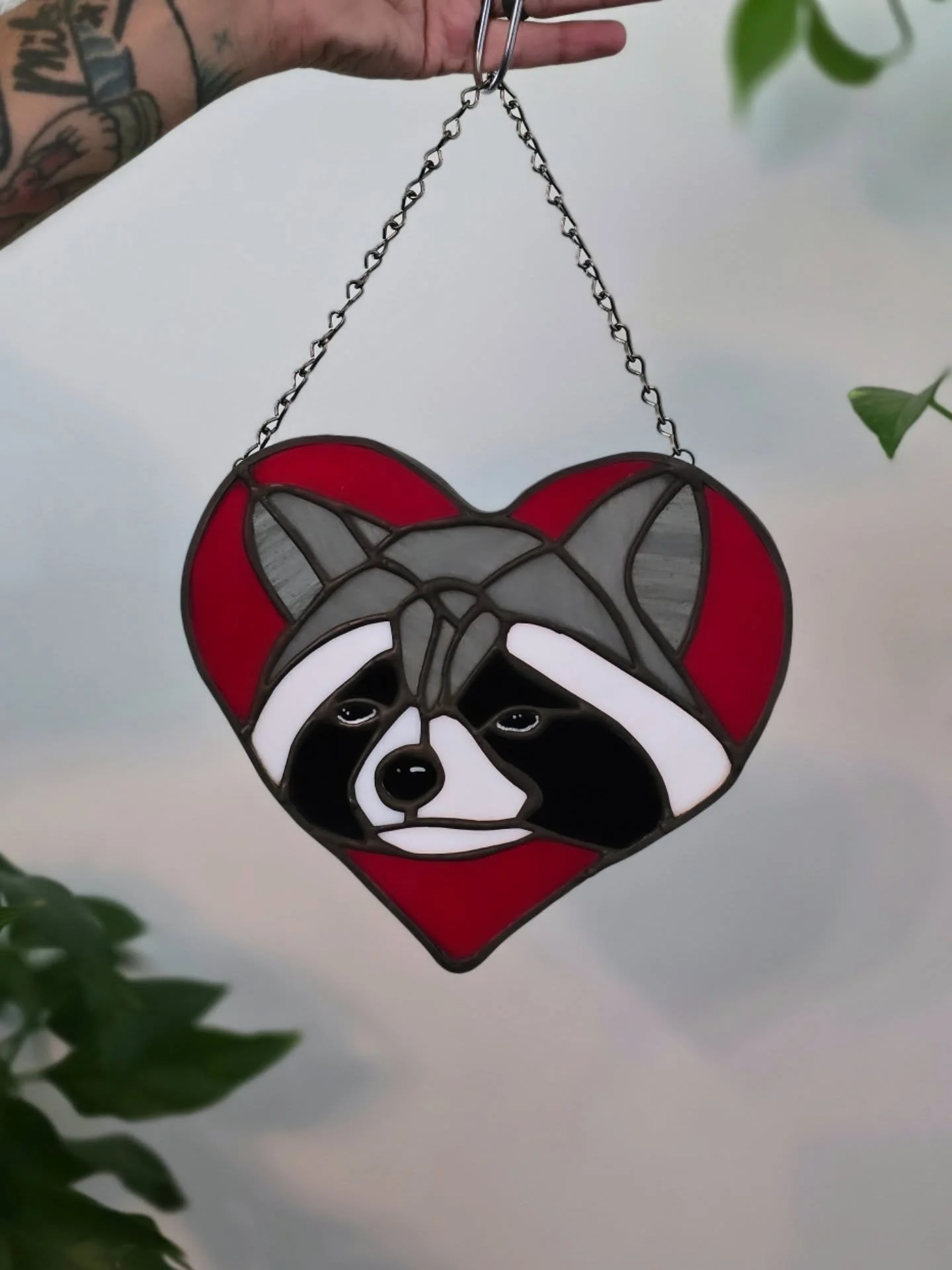 Raccoons primarily see in shades of blue and green.&nbsp;They are likely dichromats, meaning they have two types of cone cells in their eyes, which limits their ability to distinguish between a wide range of colors.&nbsp;While they may see some color