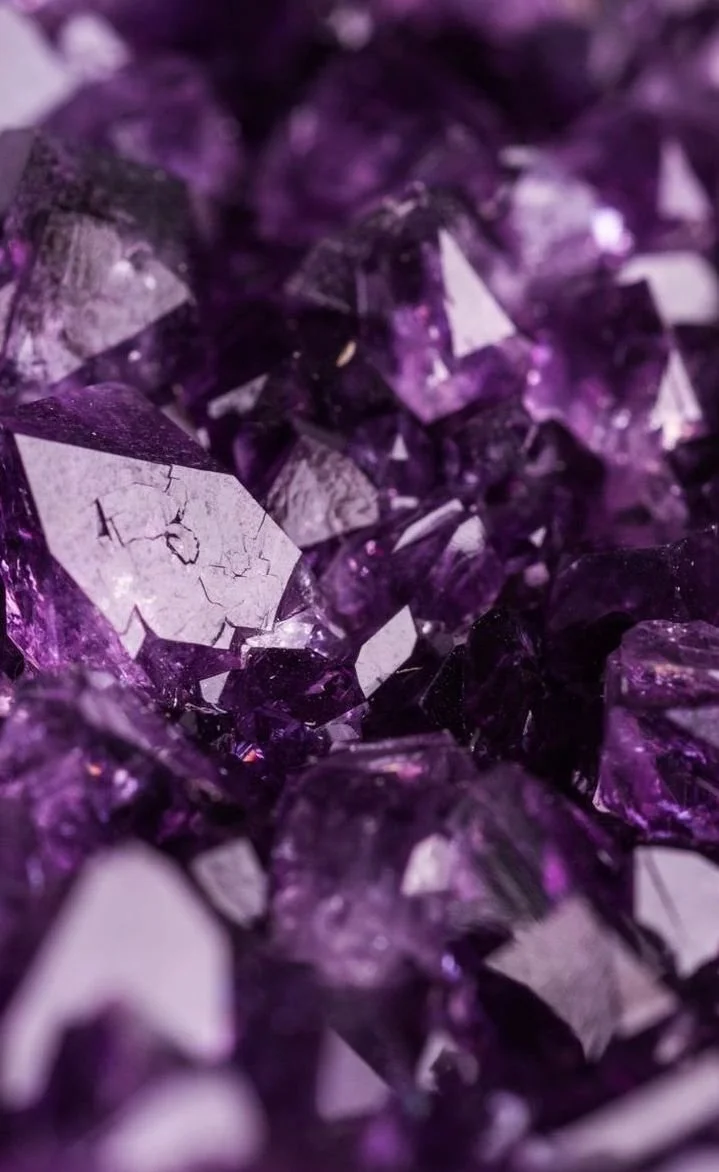 Gros plan de cristaux violets brillants et éclatants.