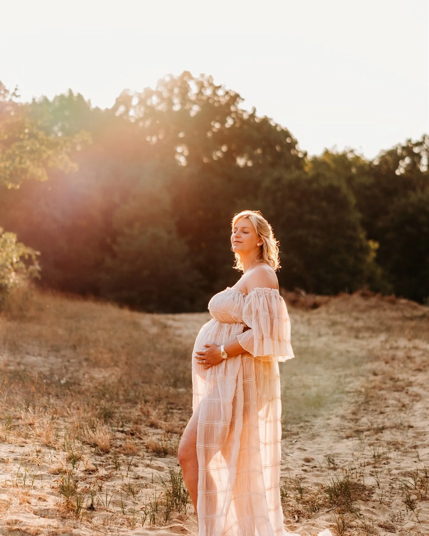 Maternity magic 💛✨

#zwangerschapsshoot
#maternityshoot
#motherhood
#maternitymagic