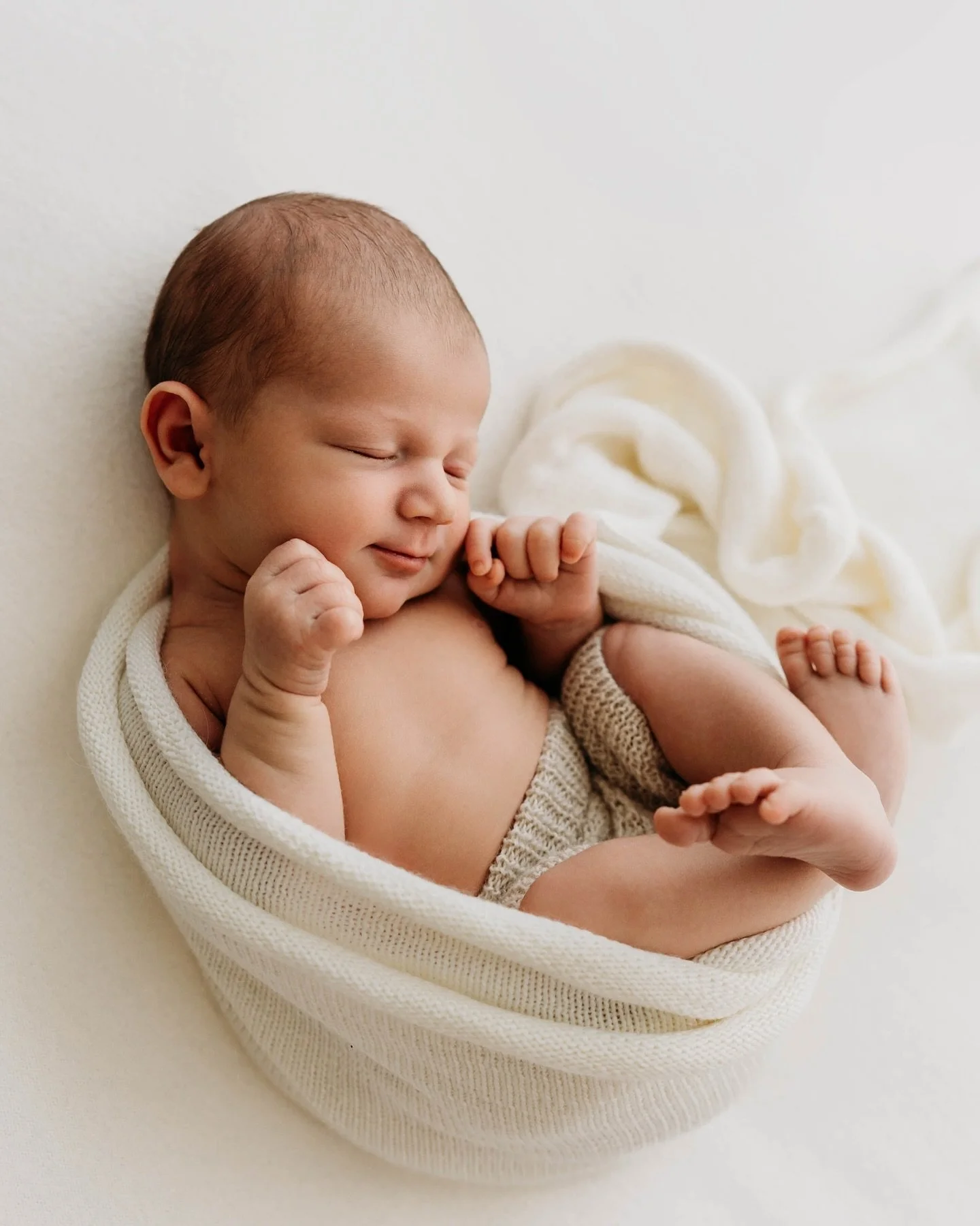 Lieve Arthur op 9 dagen oud in de studio 🌿

Deze galerij kan niet anders dan een permanente glimlach op je gezicht toveren, want hoeveel lieve lachjes kan een baby maken tijdens &eacute;&eacute;n shoot? Te lief 🥹

Baby&rsquo;s lachen op deze leefti