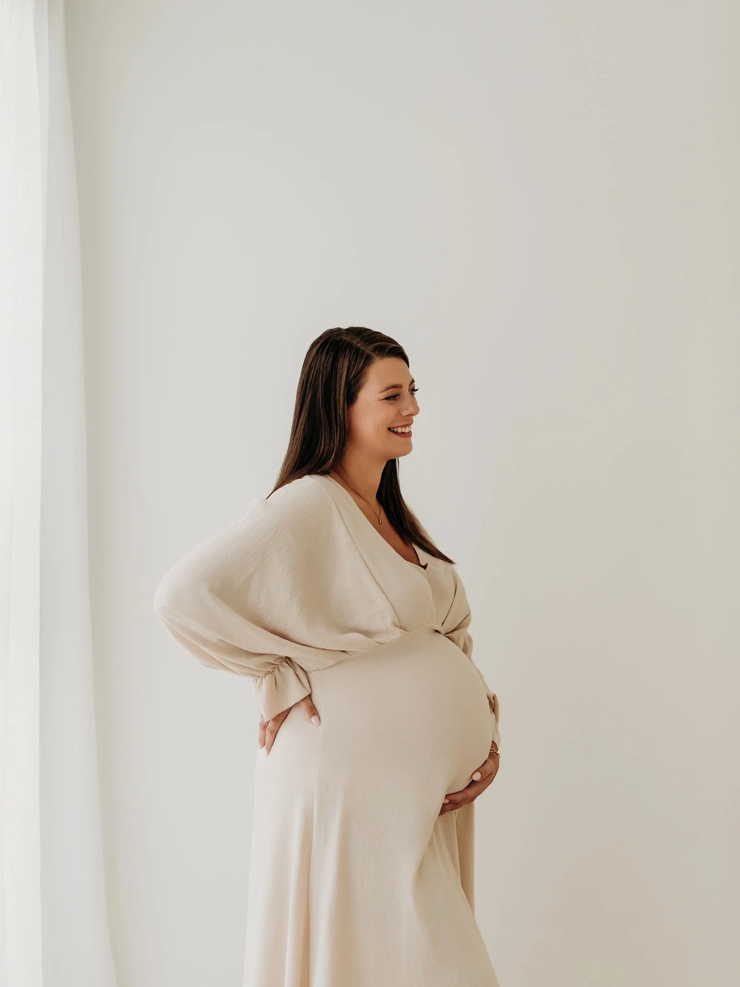 Een maternity shoot in de studio staat vaker op de planning in de koudere maanden - ideaal als je de focus op het pure portret wilt leggen 💛 

Deze shoot was een minisessie, die organiseer ik af en toe doorheen het jaar indien er specifieke vraag na