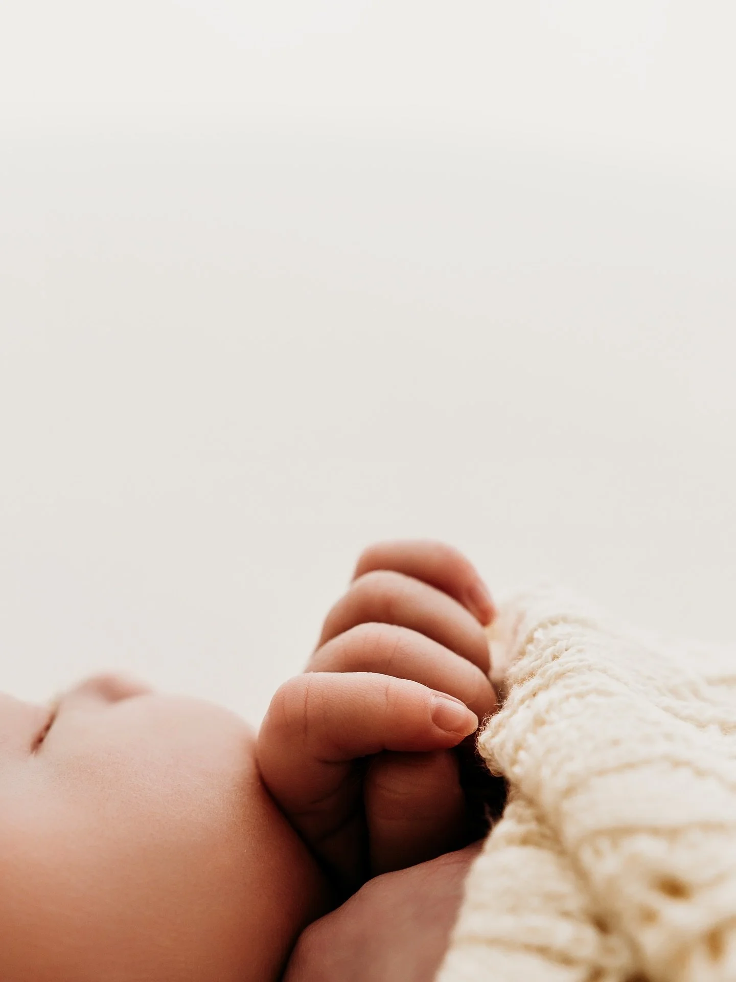 Ik zal nooit over die kleine details geraken 🥺

#newbornfotograaf #authenticnewbornphotography #naturalnewbornphotography #newbornshoot #newbornphotography #gezinsfotografie #familiefotograaf #babyfotograaf #zwangerschapsfotografie #fotograaflimburg