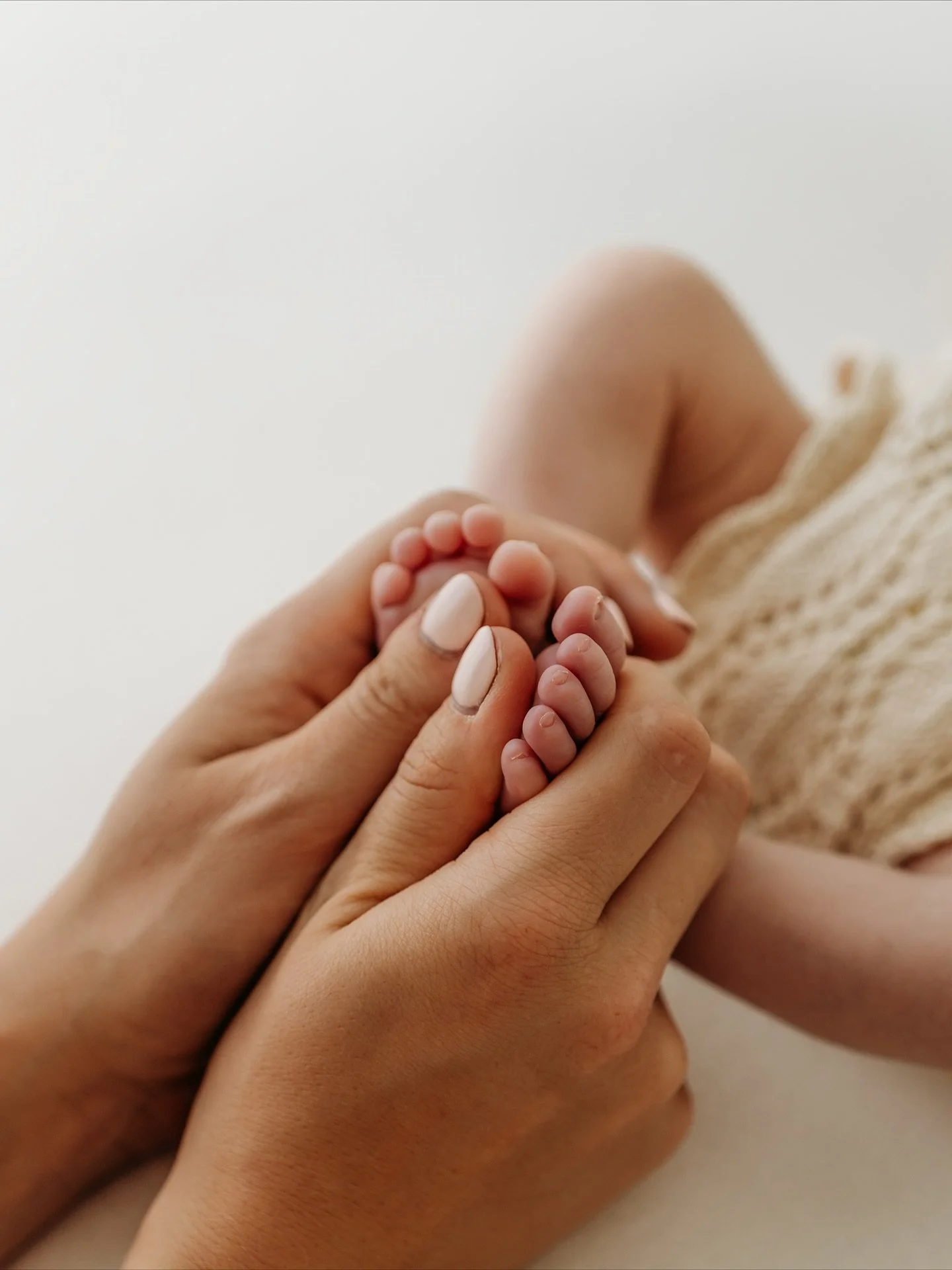 Deze foto&rsquo;s lijken nog zo vers, en toch is ze intussen al zo veranderd 💛

Al 3 maanden de liefste Emma.
Mijn meterhart smelt elke keer opnieuw 😭

#newbornfotografie #newbornphotography #newbornsession #newbornposing #naturalnewbornphotography
