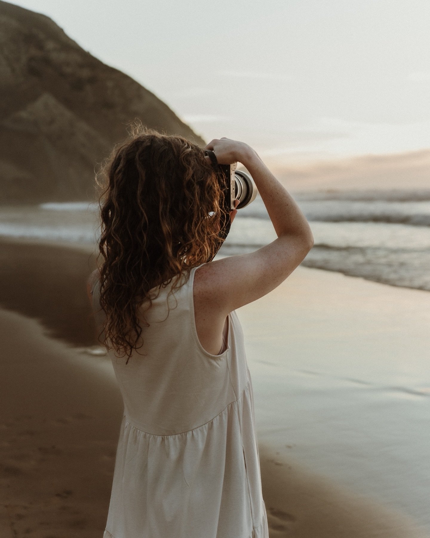 Ahhhh het werd hoog tijd om deze beelden van tijdens onze reis naar Portugal te delen 🥹 als er iets is dat ik echt niet graag doe, is het alleen voor de lens staan. Ik begin dan ongemakkelijk te draaien en een cheese-smile op te zetten 😂 Gelukkig i