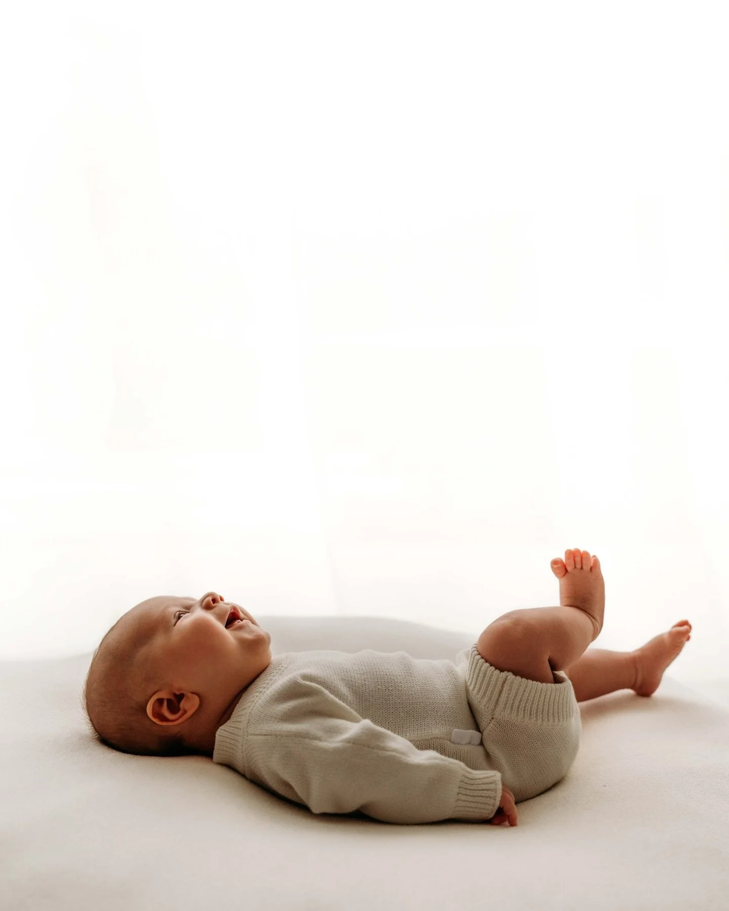 Rapha&euml;l ☁️
Met zijn gat in de boter gevallen bij deze lieve mensen.

Ik knijp mezelf nog elke keer dat ik dit mag doen. Het is zo&rsquo;n leuk en dankbaar bijberoep. Ik neem weinig shoots aan en net daardoor is elke sessie extra waardevol 💛