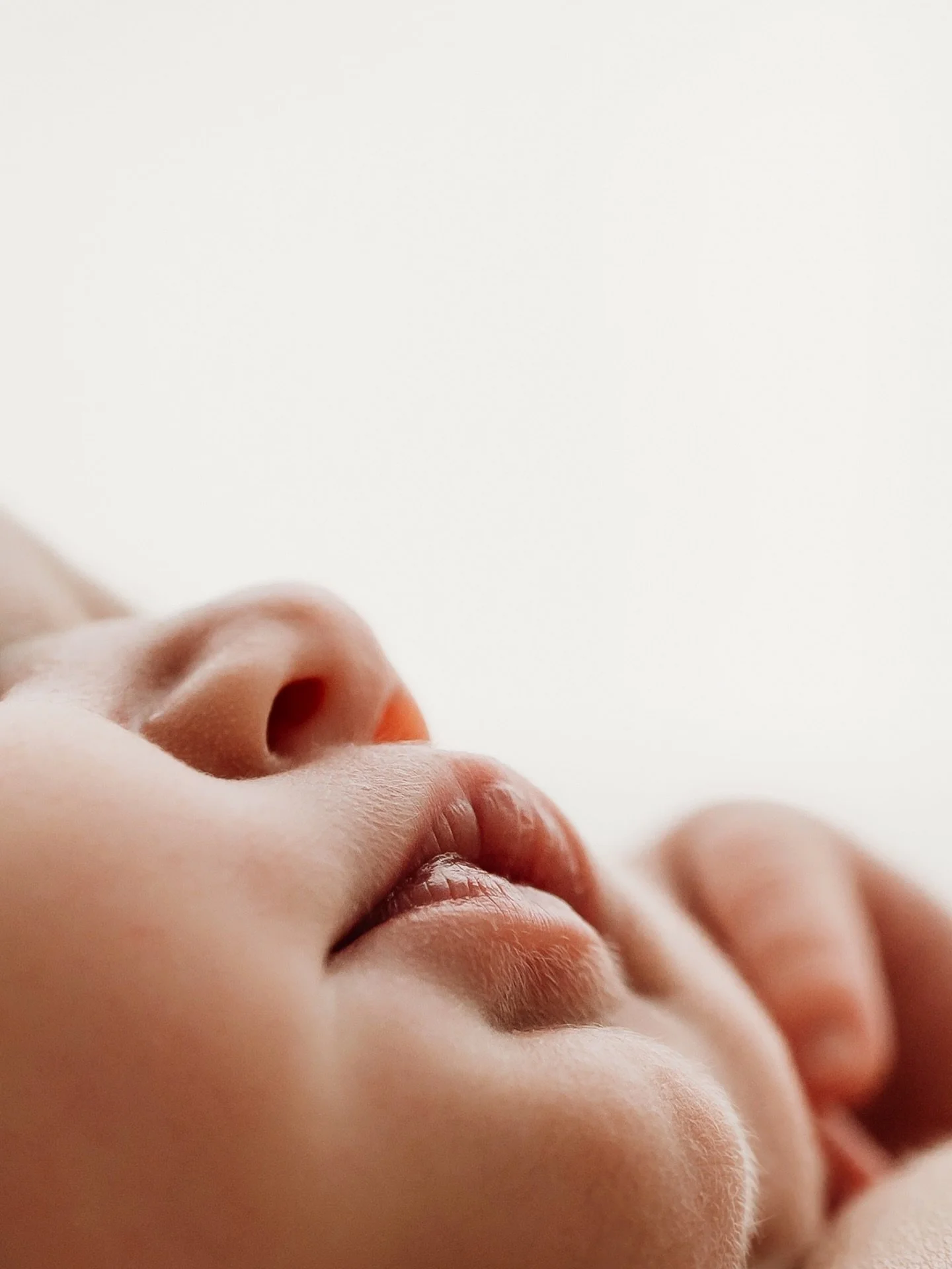 Vind je ook niet dat deze details het ontzettend waard zijn om voor altijd vast te leggen? 💛

#macrophotography 
#newbornphotography