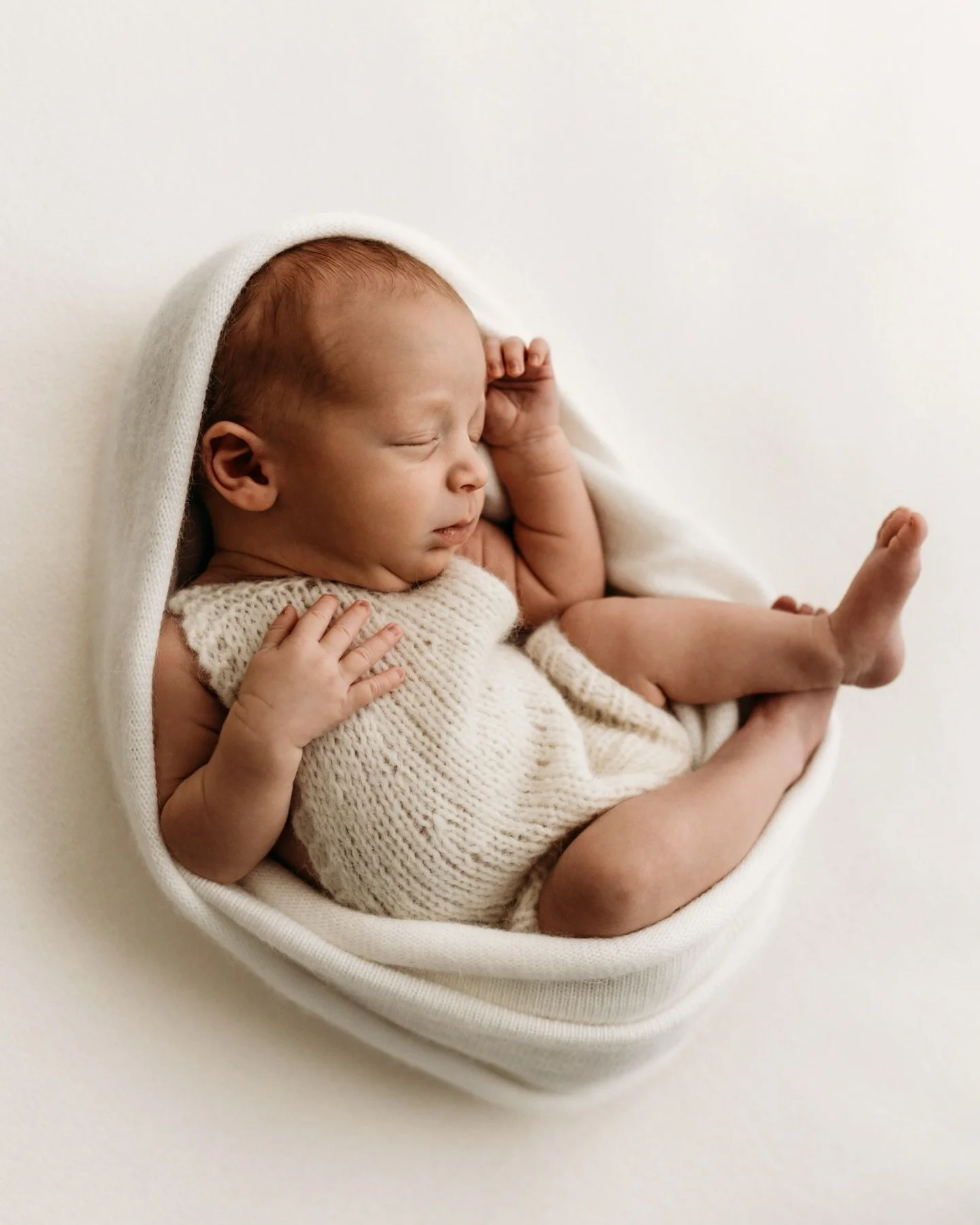 Welkom, lieve Maxime 🌞

#naturalnewbornphotography 
#authenticnewbornphotography 
#fotograafhasselt
#fotograaflummen