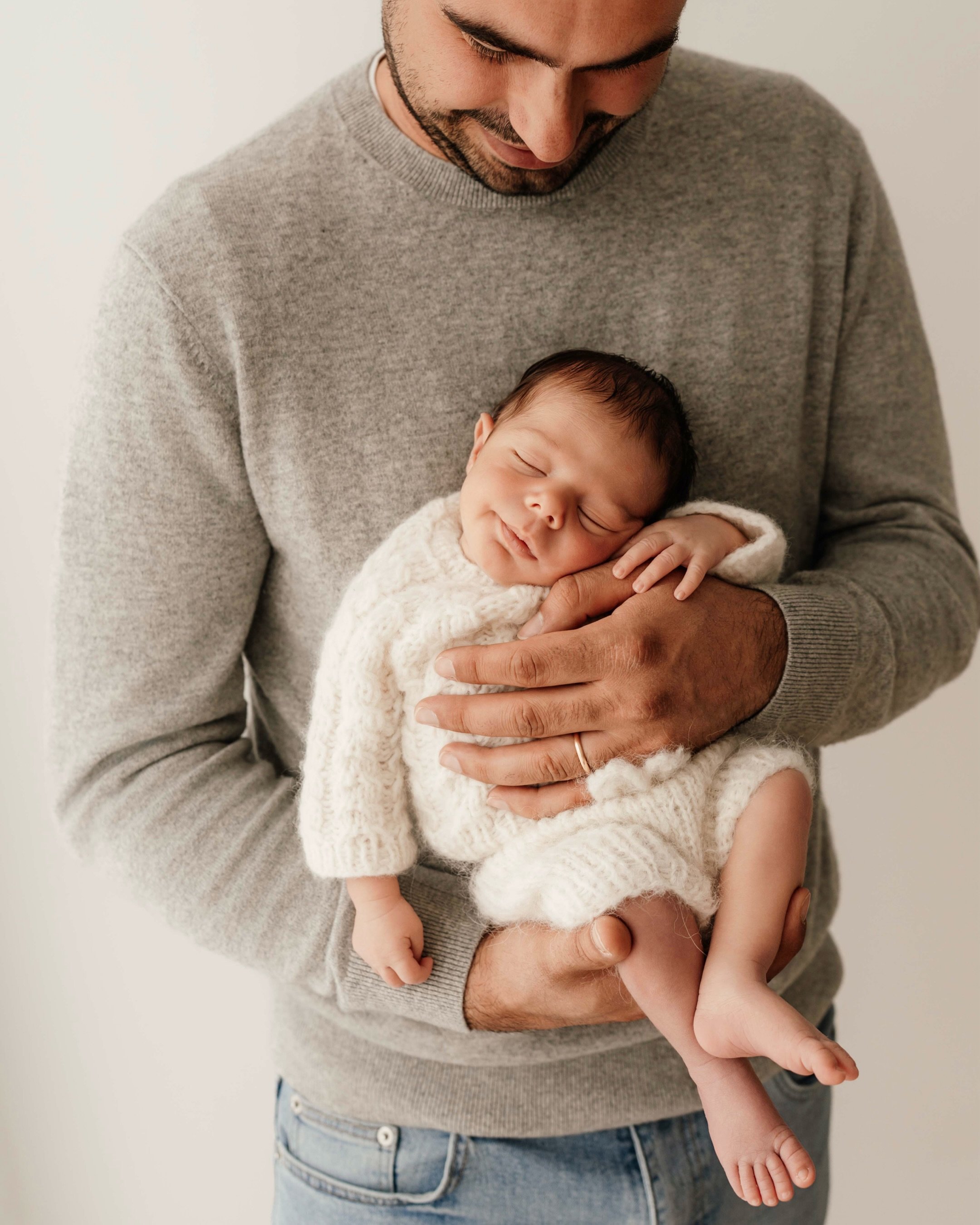 Rapha&euml;l 🌿 

Niets mooier dan twee ouders die in de zevende hemel zijn en genieten van hun roze wolk 💛

#newbornfotografie 
#newbornfotograafhasselt
#naturalnewbornphotography