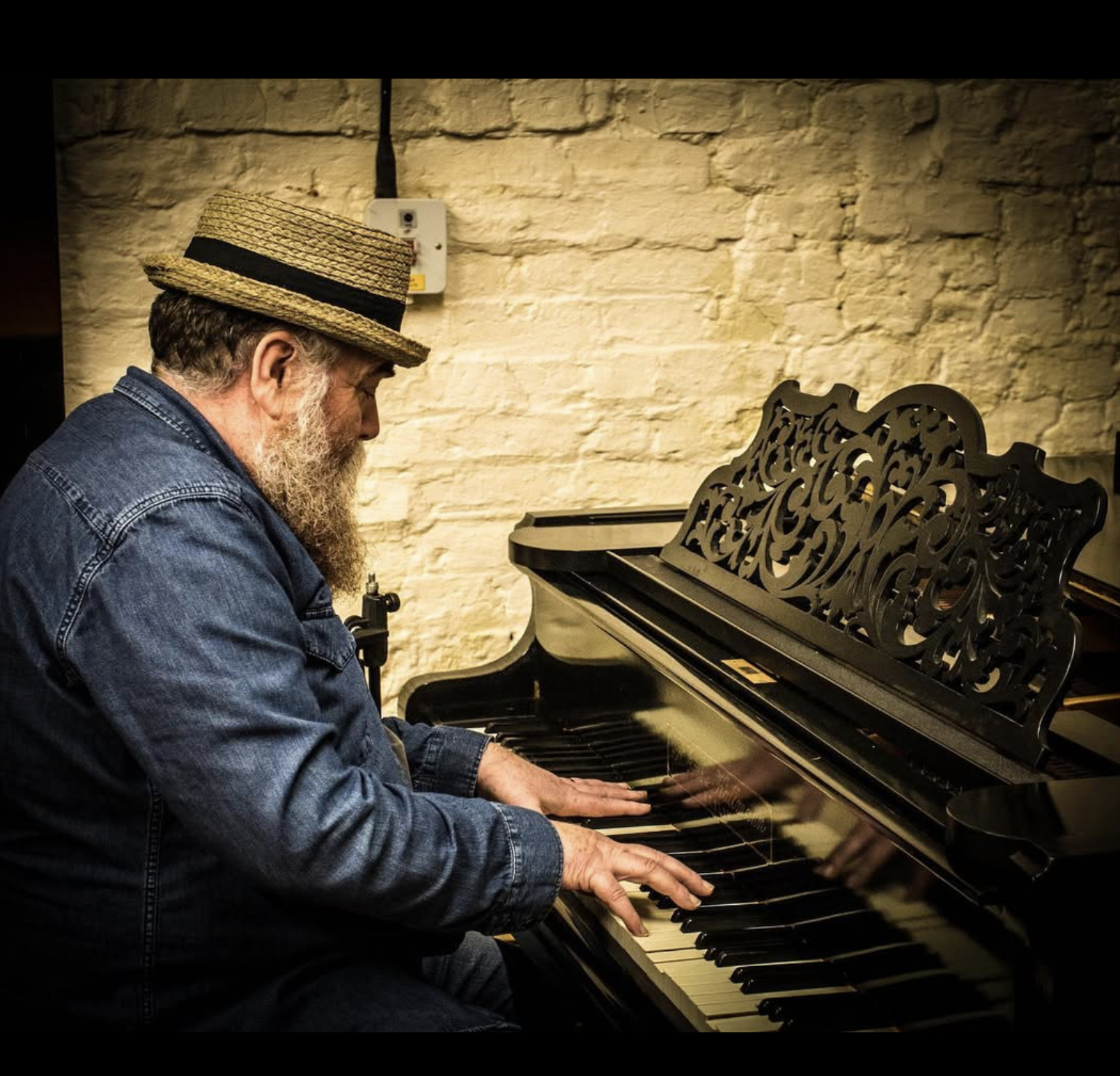 LIVE MUSIC WITH GED GRAHAM