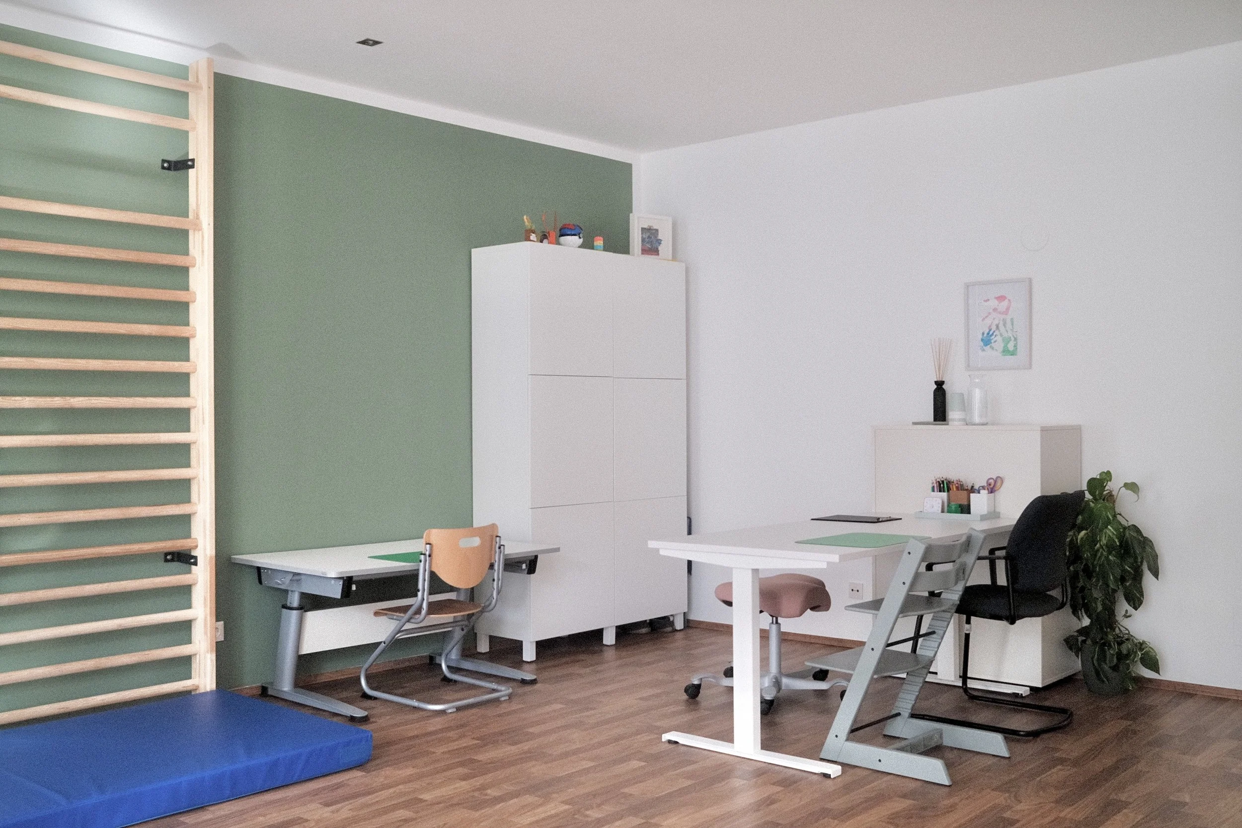Der Therapietisch in der Ergotherapie-Praxis Kleine Held*Innen in Wiener Neustadt ist mit bunten Materialien und Malutensilien ausgestattet, die die Feinmotorischen und kreativen Fähigkeiten von Kindern fördern.