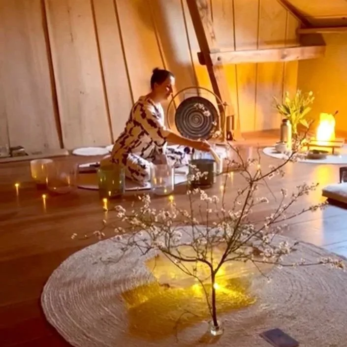 05. Mai 2026 | Kristall-Klang, Sacred Gong & Blauer Lotus Zeremonie | Kosmisches Geflüster mit Daniela Gellner