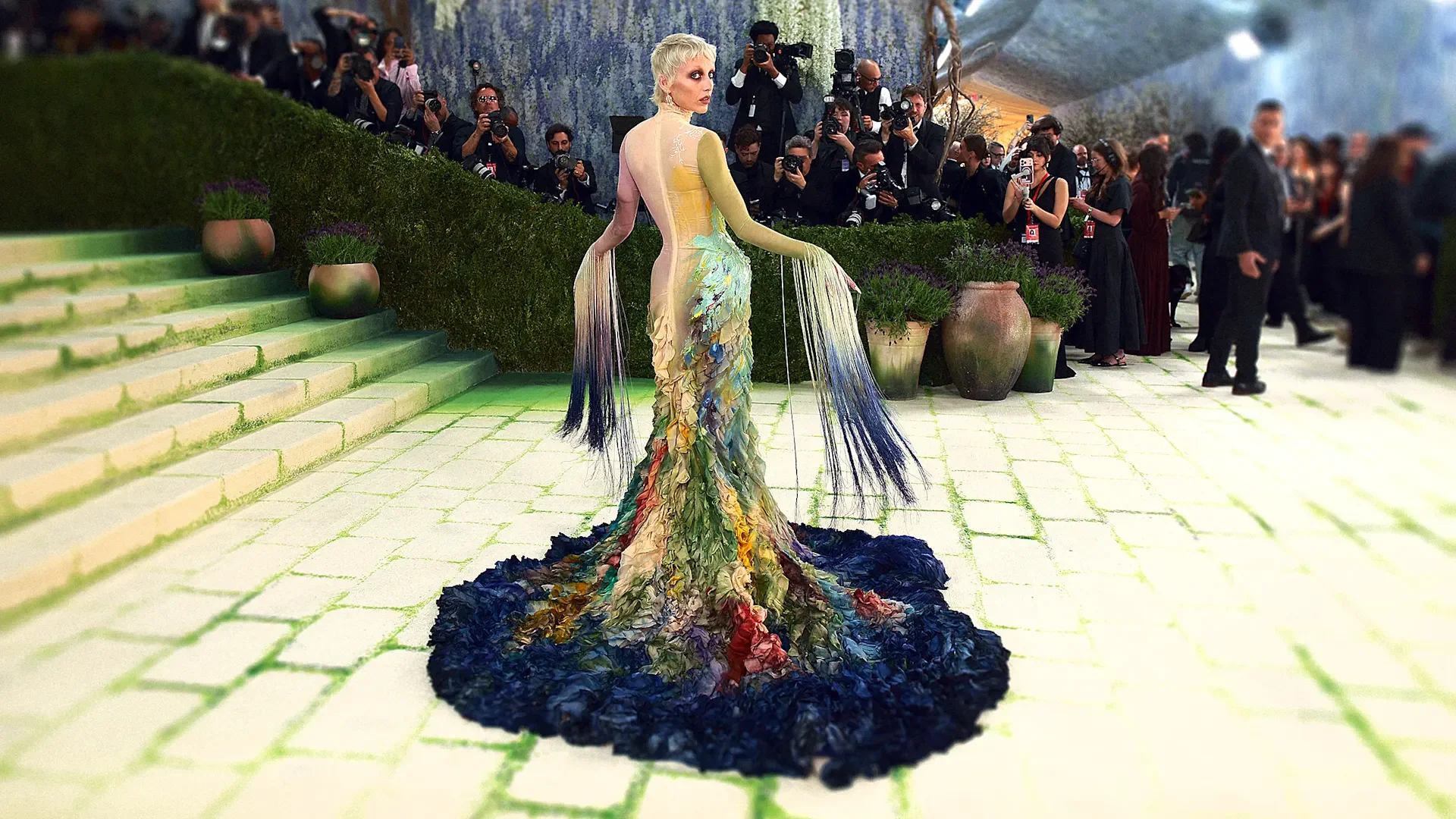 p-1-91537038-emma-chamberlain-met-gala-dress.webp