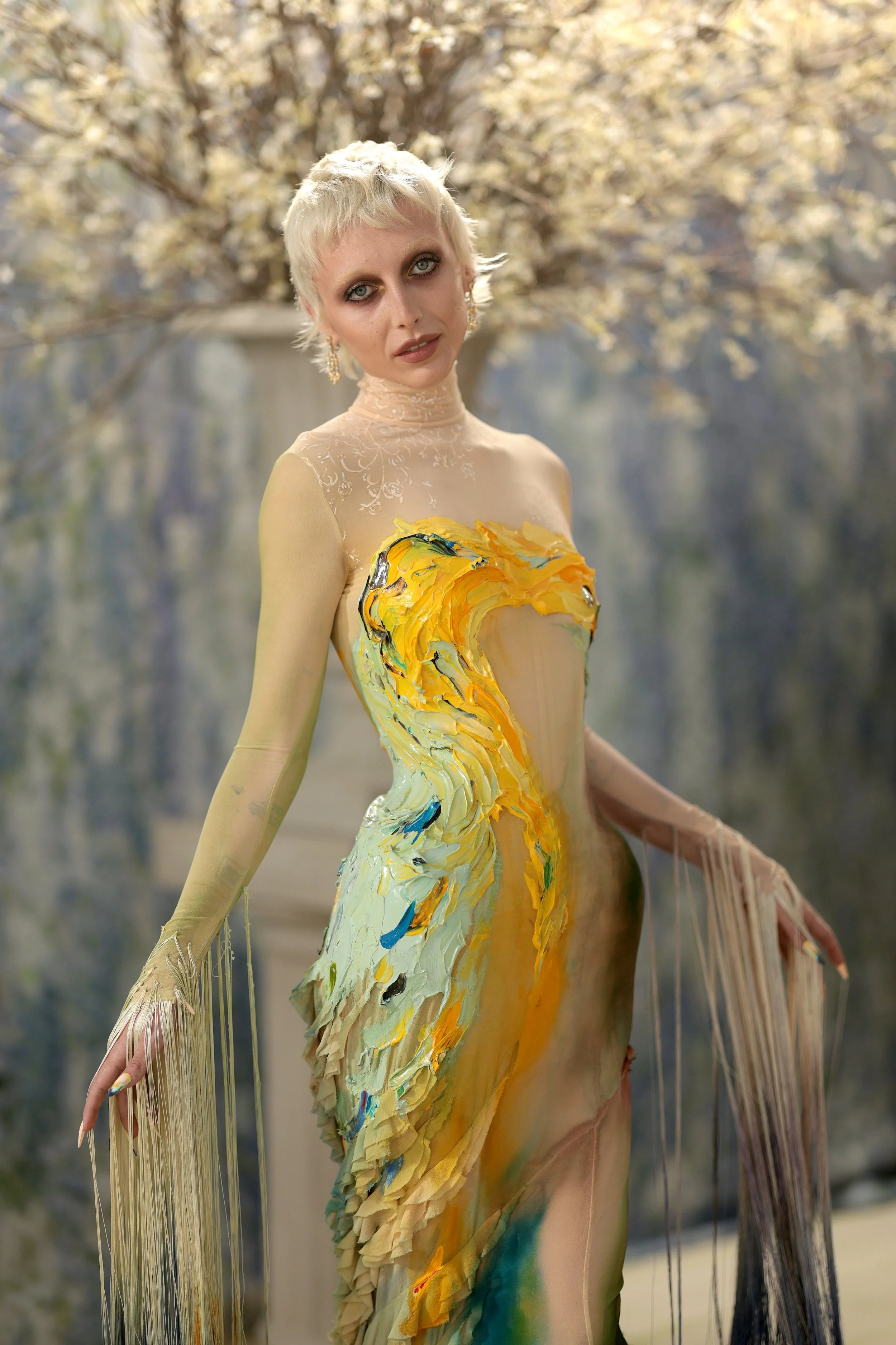 emma-chamberlain-in-custom-mugler-at-the-2026-met-gala-may-v0-je5zer61k6zg1.jpg