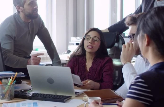 Equipo de trabajo orientado al cliente en el artículo de estrategias de ventas en tiempos de cambios, de Mario Fabián GALLART, para el ecosistema Hijas GERENTES.