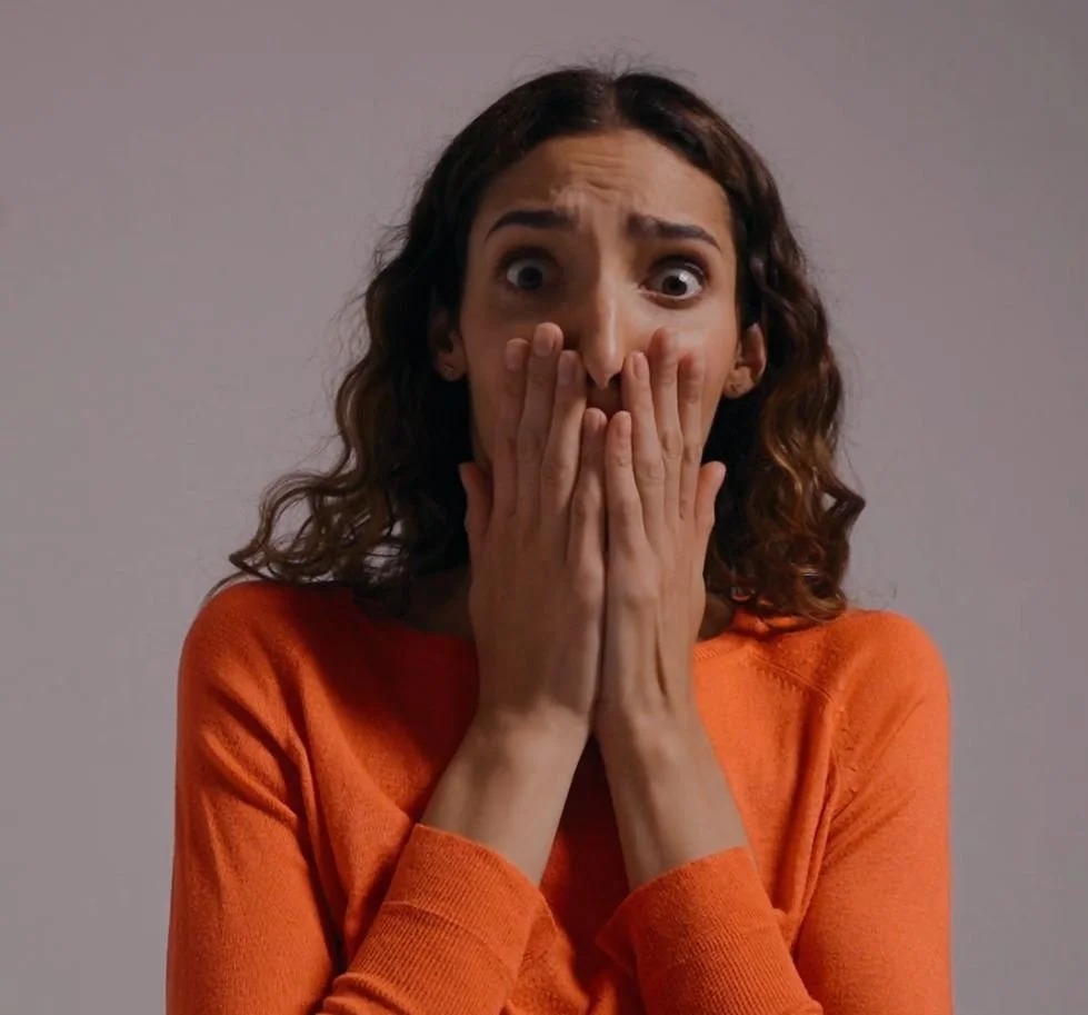 Mujer expresando asombro por el algo que se tendrá que jugar para ganar un cambio y un aprendizaje en el Ecosistema de Hijas GERENTES en la nota de Mario Fabián GALLART.