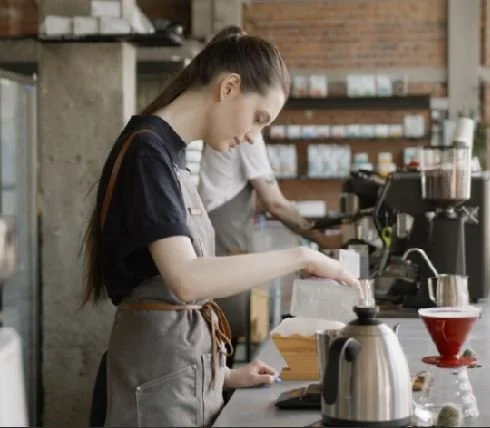Bartender preparando café en una cafetería en el blog de Mario Fabián GALLART, para el articulo de estrategias de ventas en tiempos de cambio.